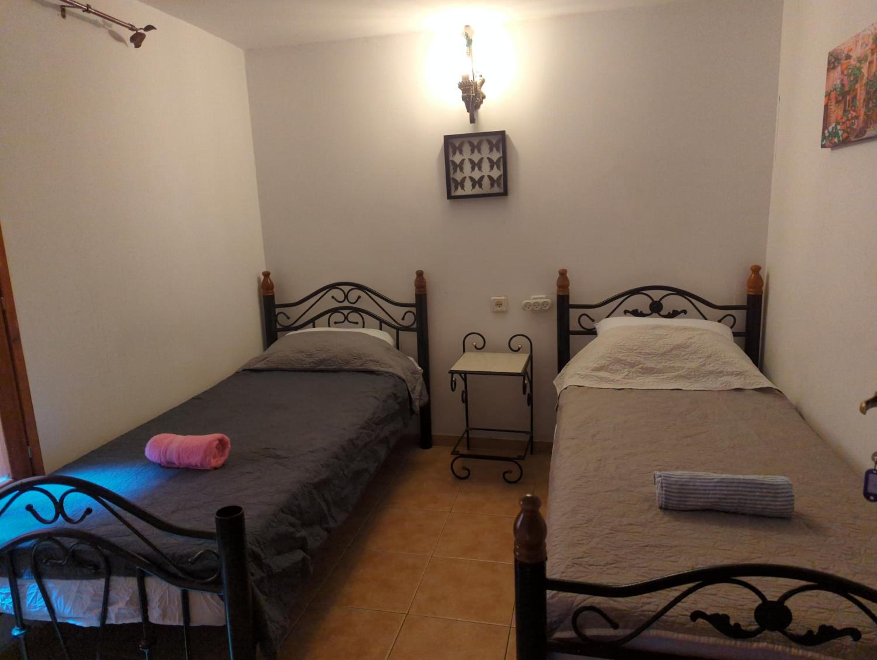 Standard Twin Room with Shared Bathroom photo 3