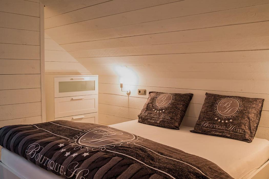 Six-Bedroom House photo 1