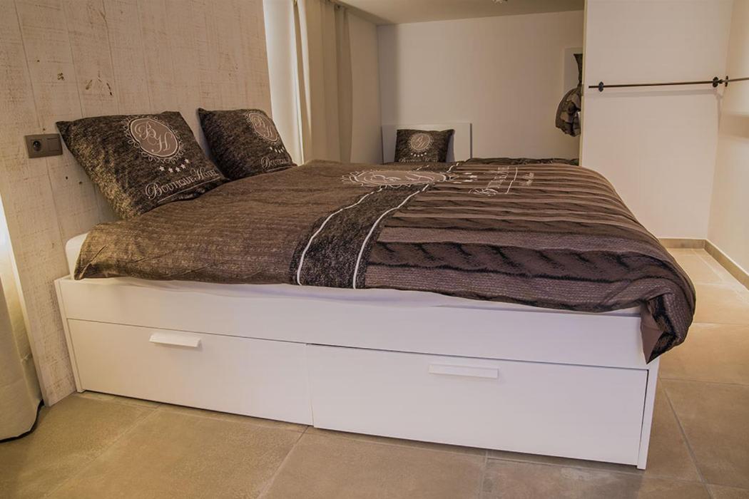 Six-Bedroom House photo 3
