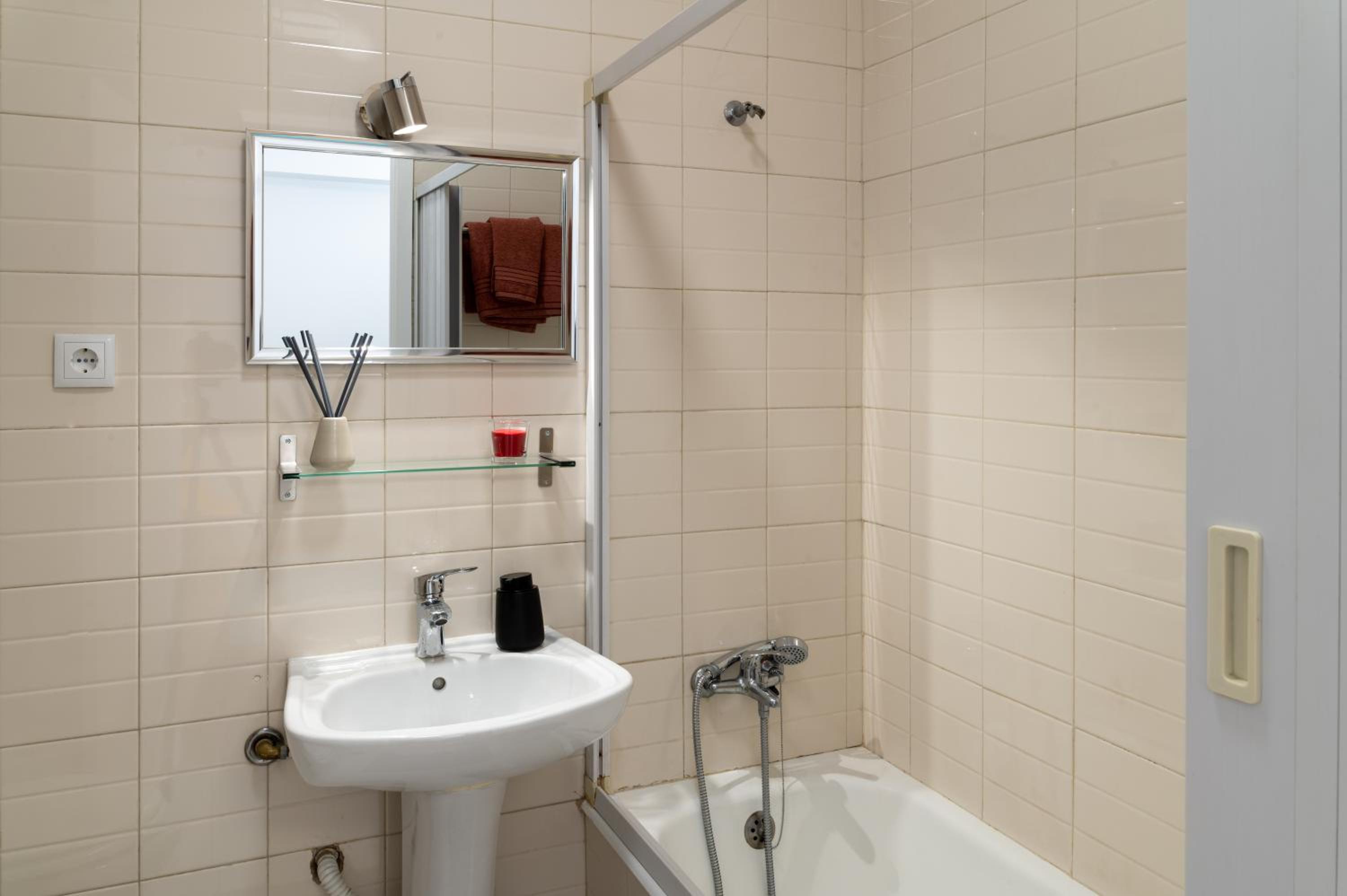 One-Bedroom Apartment - Photo 15