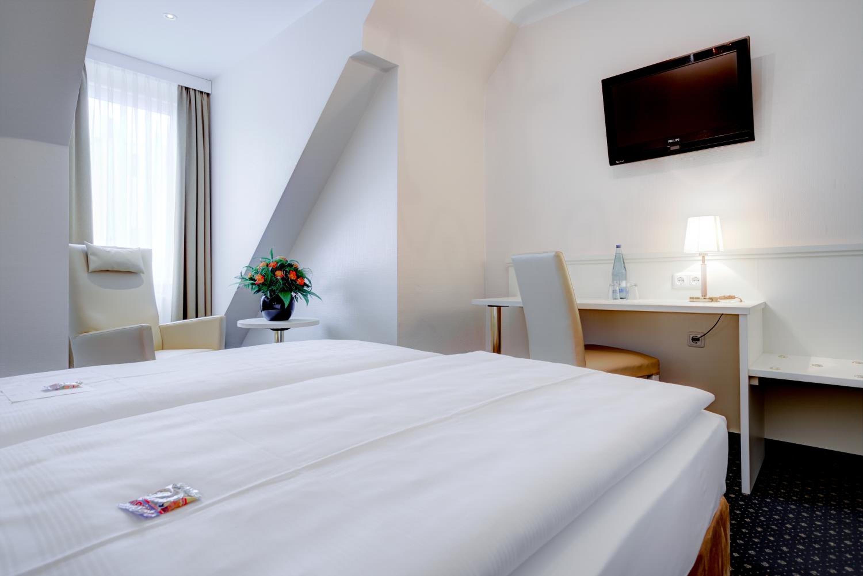 Standard Room with Queen-size Bed - Photo 5