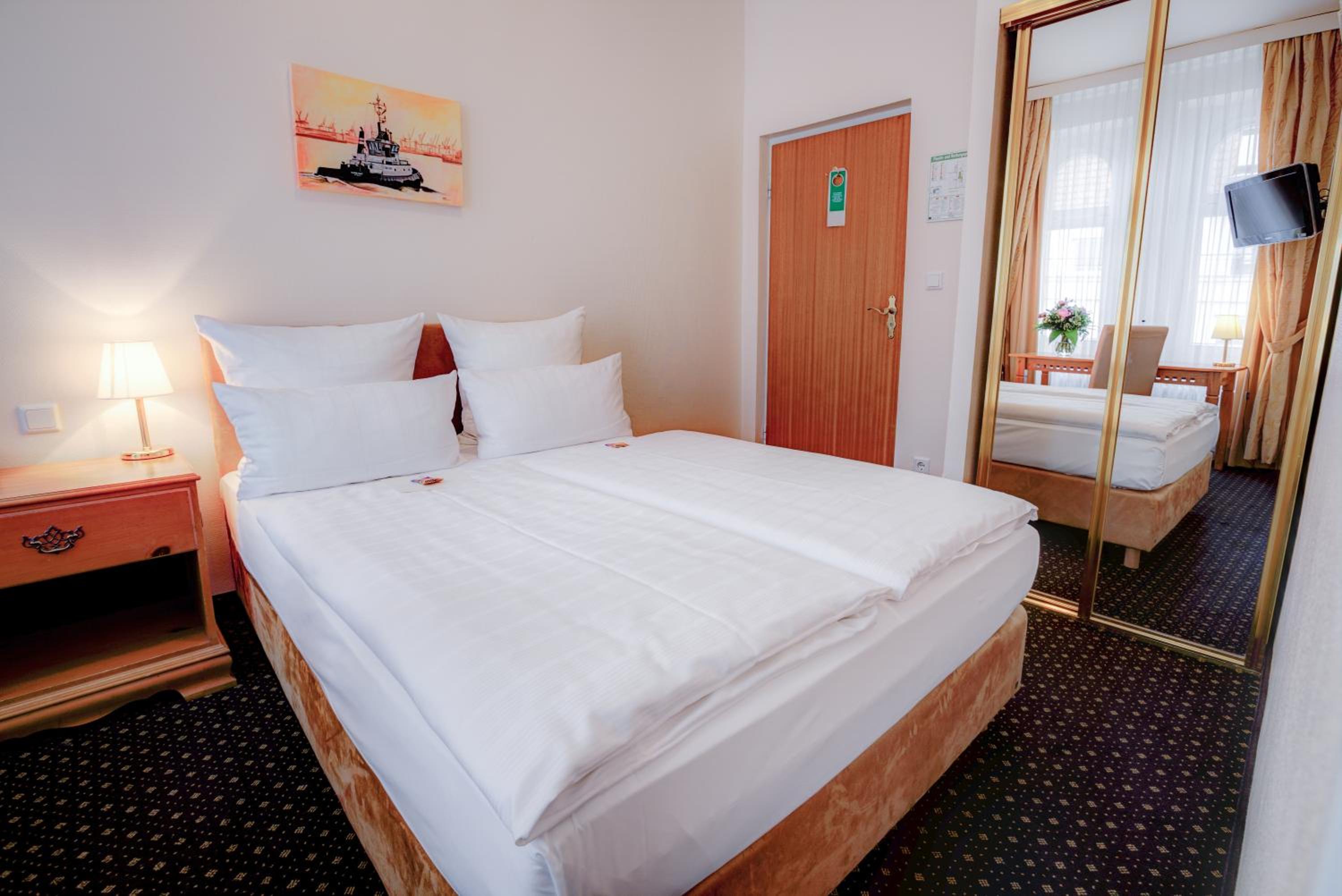 Standard Room with Queen-size Bed - Photo 7
