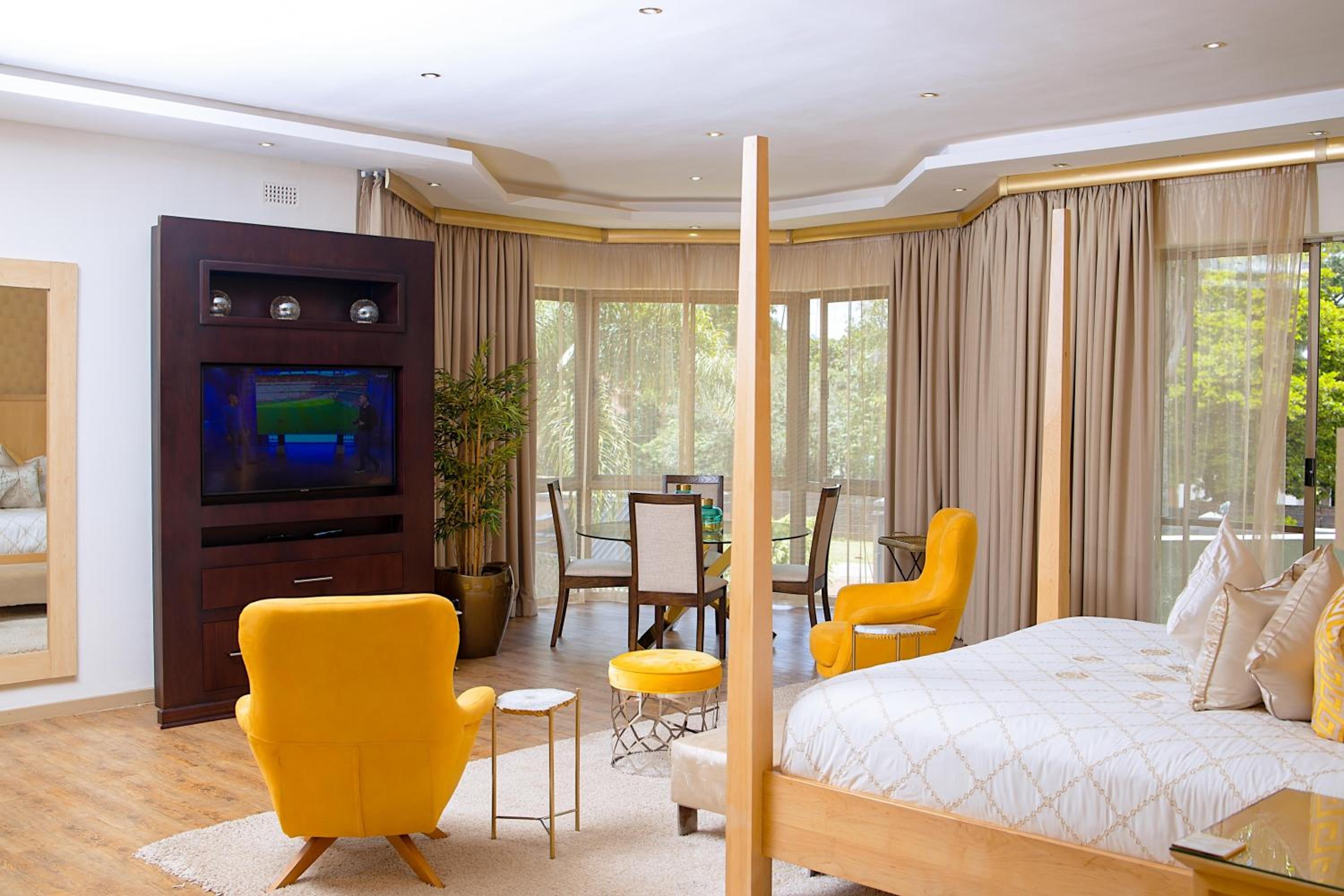 Deluxe King Suite photo 3