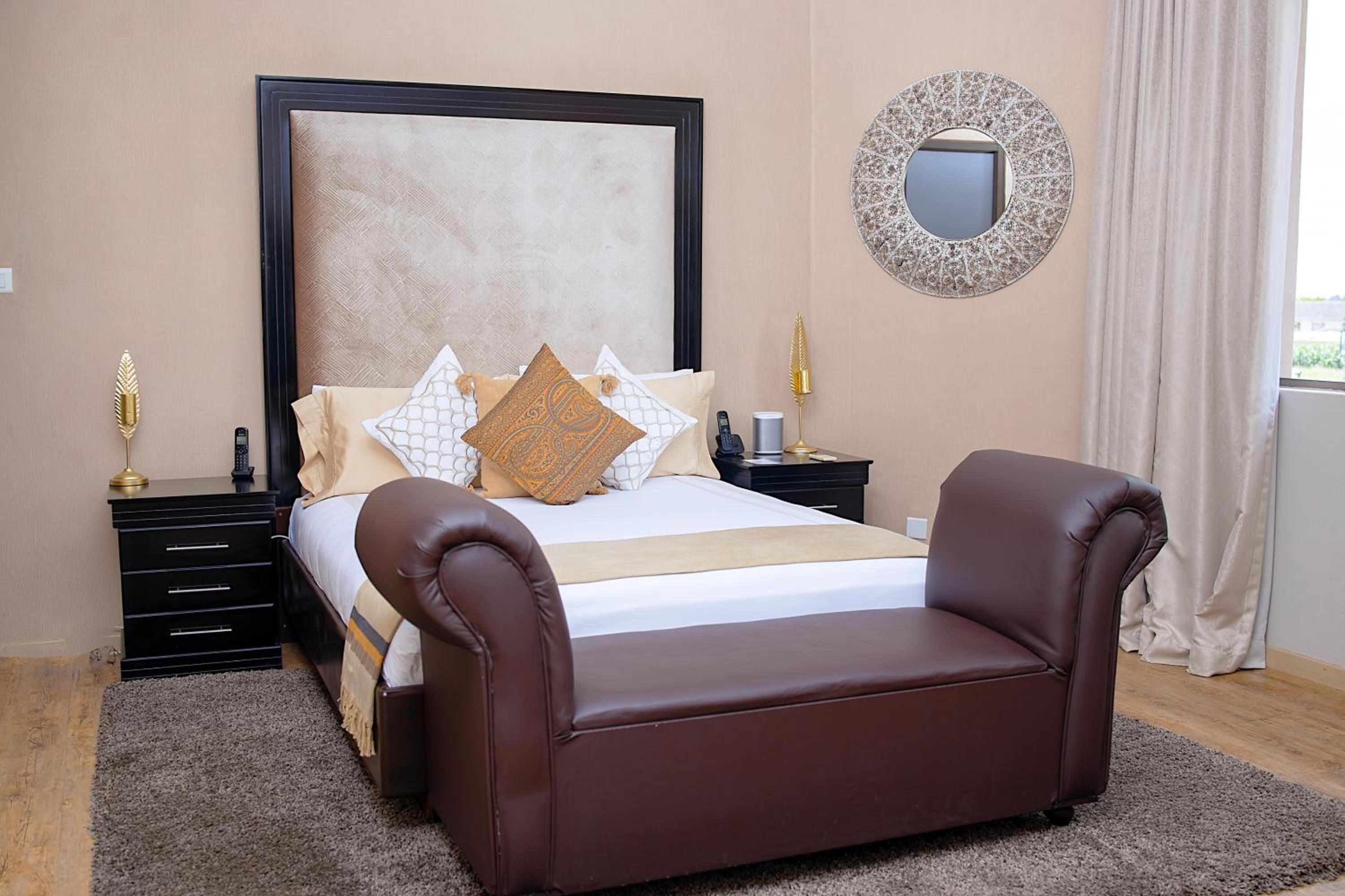 Deluxe King Suite photo 2