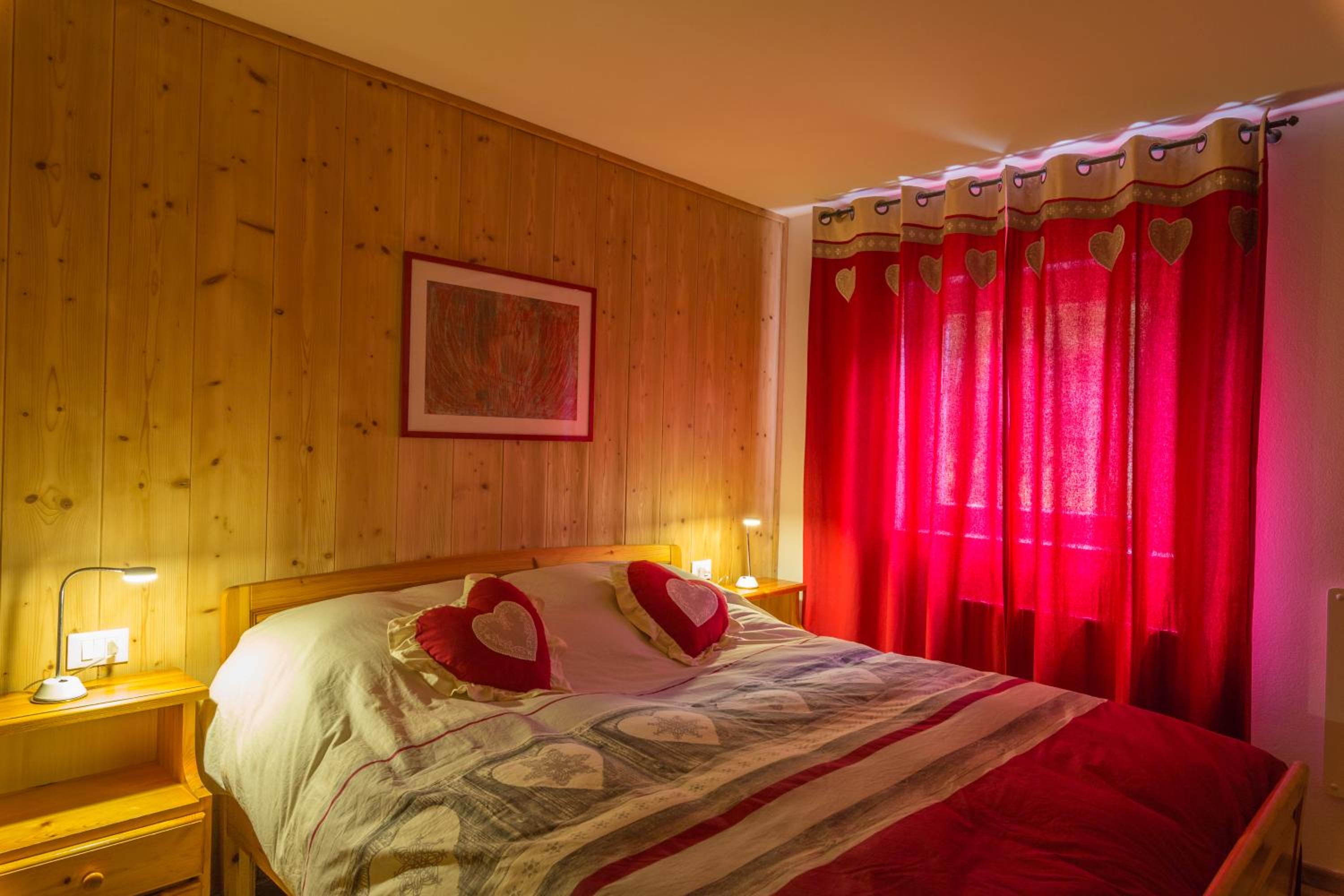 Deluxe One-Bedroom Apartment with Garden View photo 1