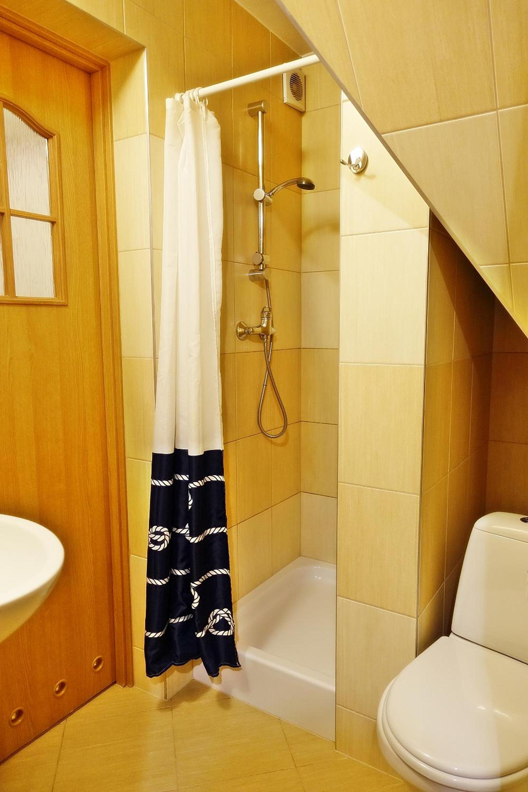 Family Room with Shared Bathroom photo 2