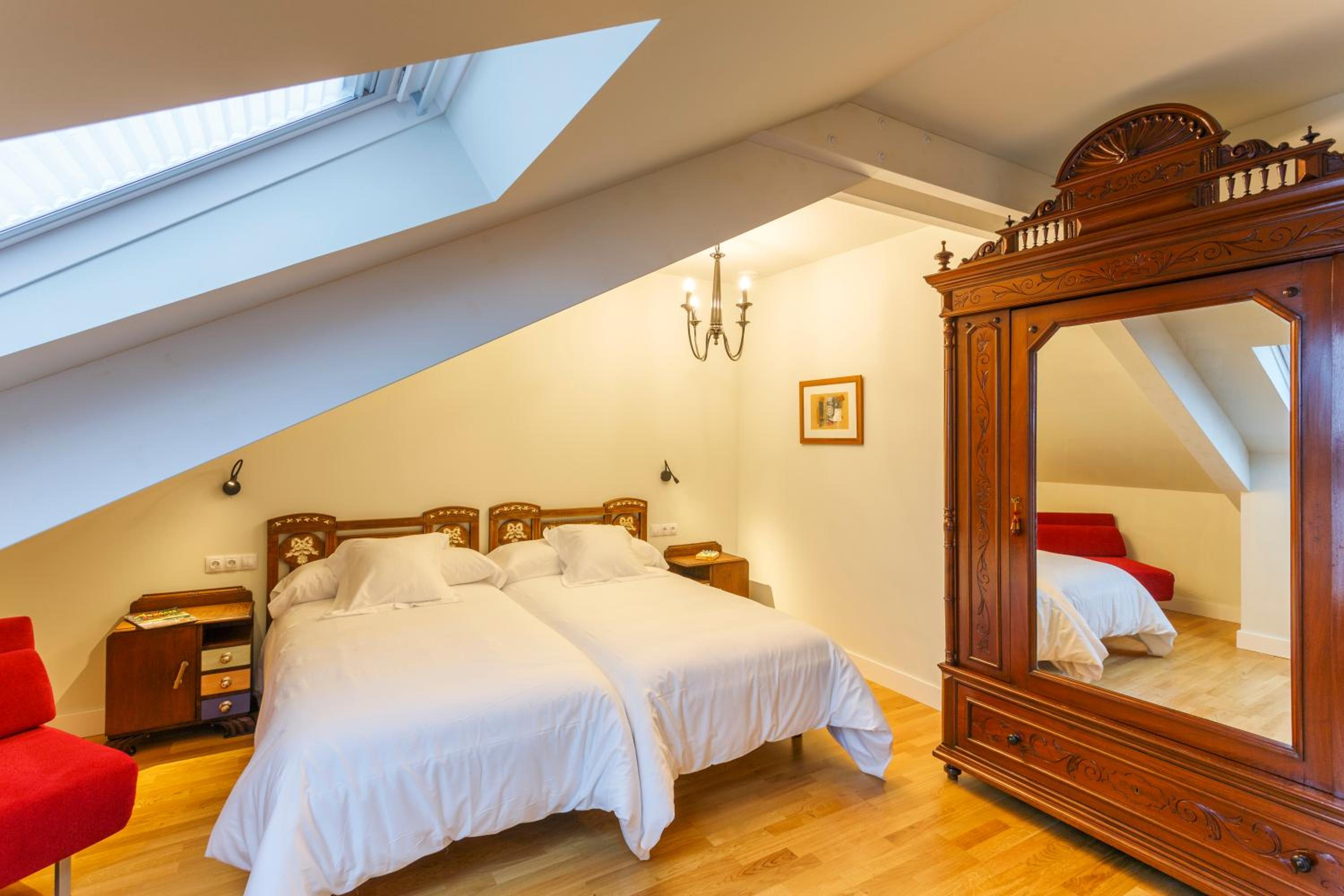 Deluxe Double Room with Two Double Beds - Photo 4