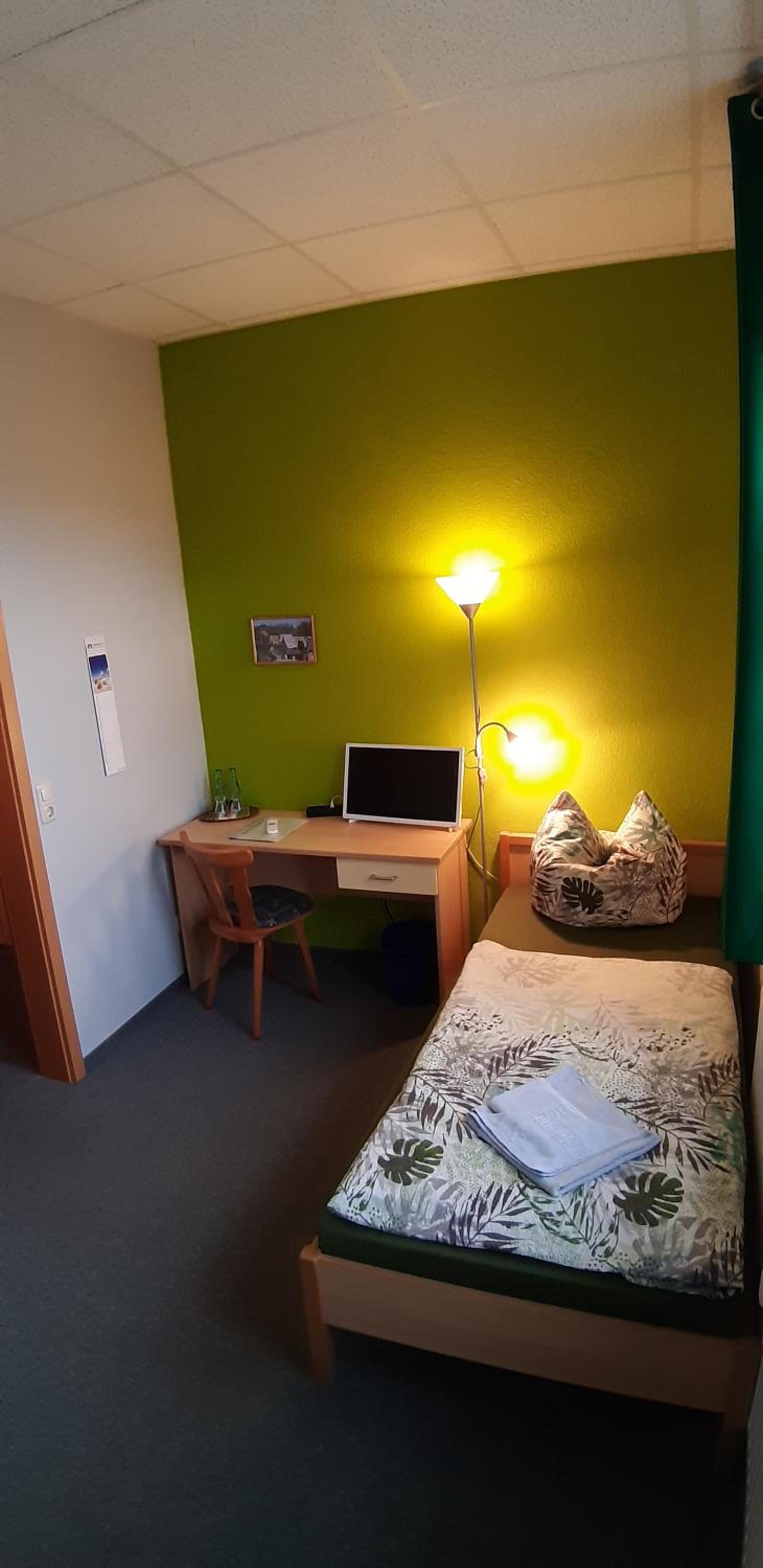 Twin Room with Private Bathroom photo 2