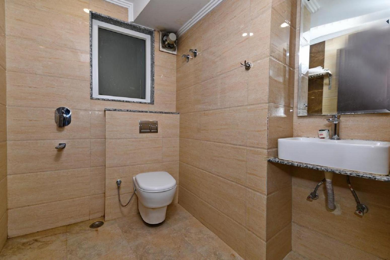 Standard Double or Twin Room - Photo 10