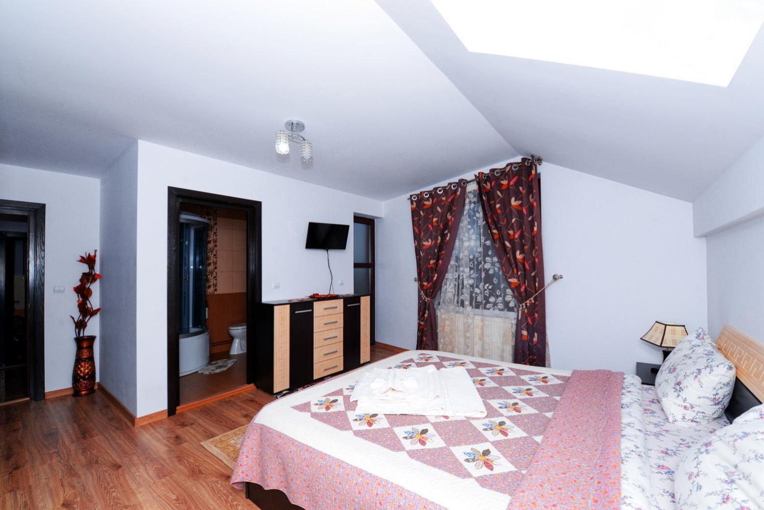 Deluxe Double Room with Shower - Photo 3