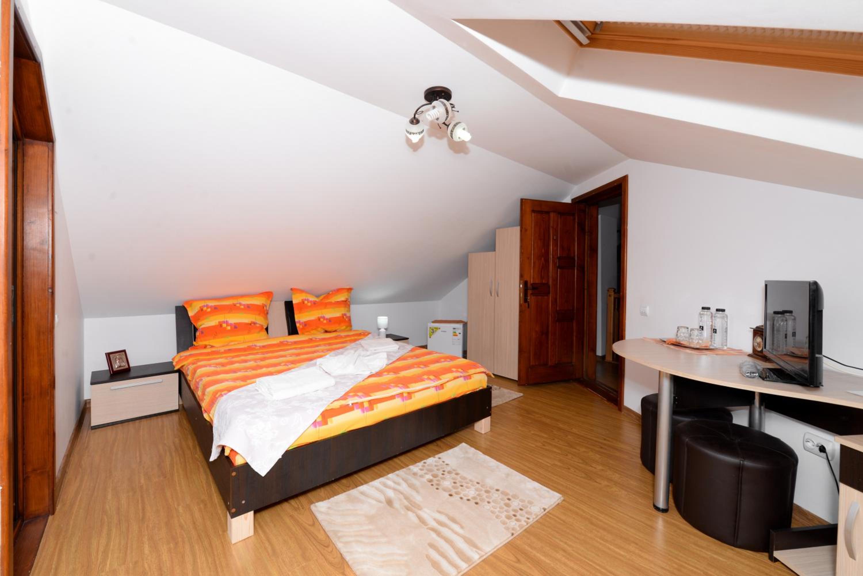 Deluxe Double Room with Bath - Photo 2
