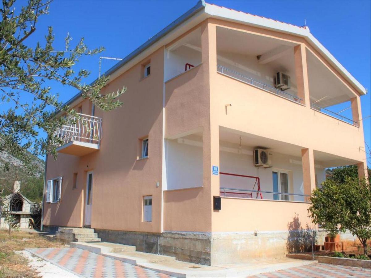 Three Bedroom Apartment with Balcony photo 2