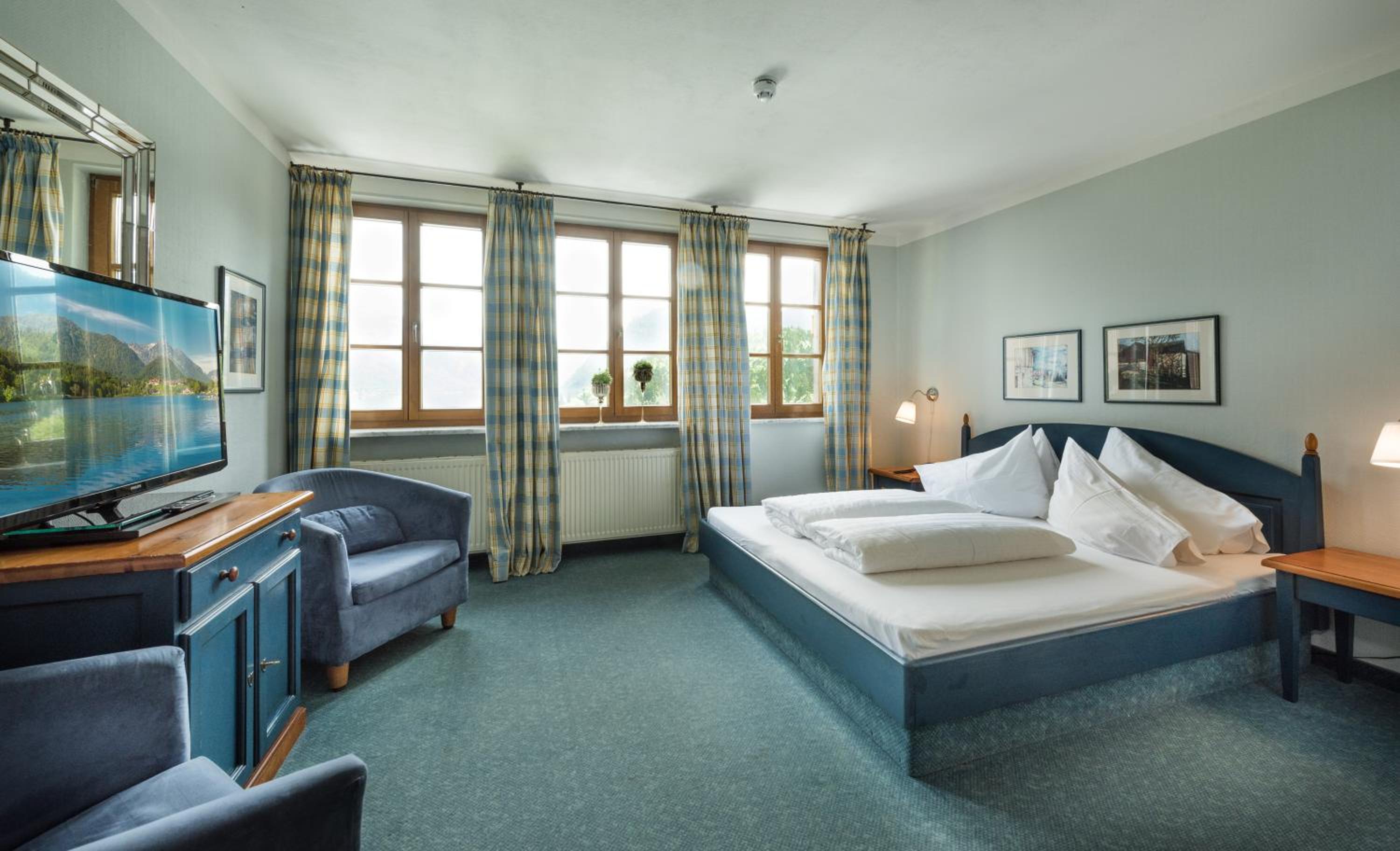 Double Room with Lake View - Photo 4