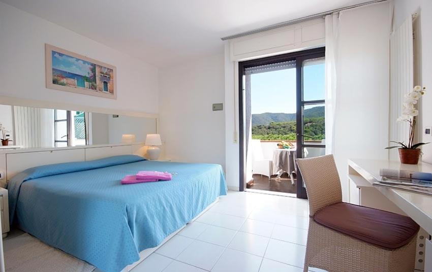 Double or Twin Room with Sea View