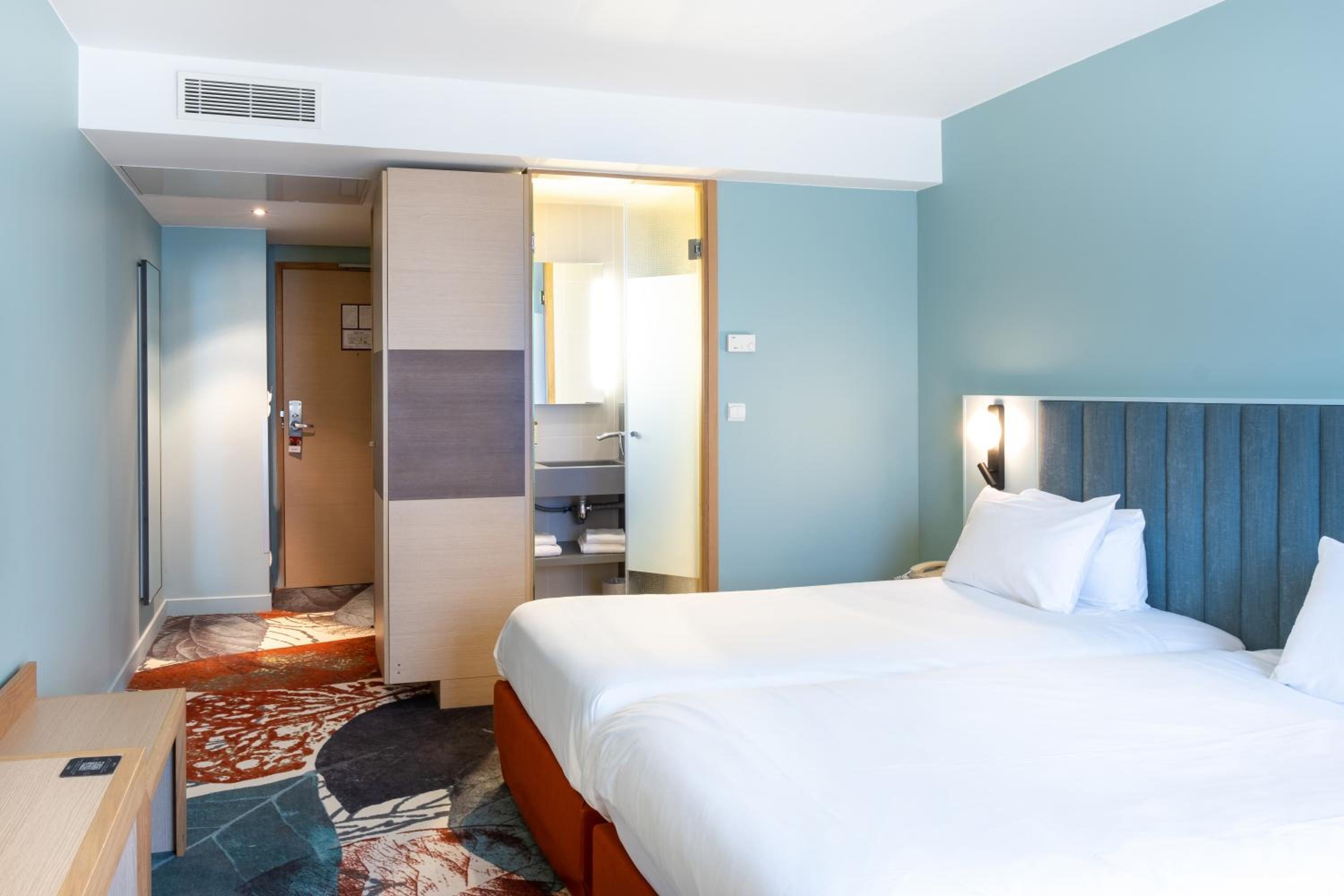 Standard Twin Room with Sofa Bed - Photo 5