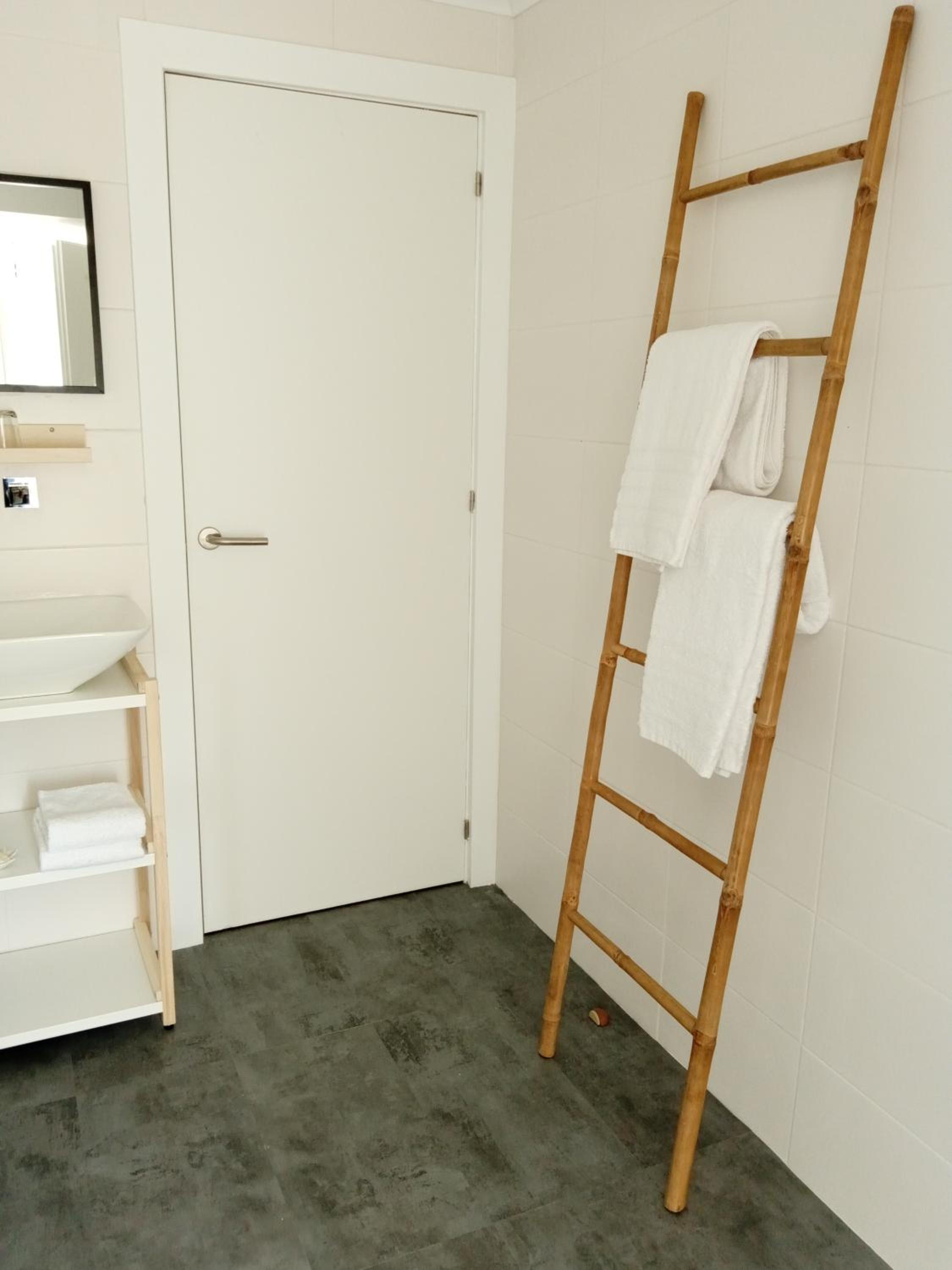 Twin Room with Private Bathroom photo 2