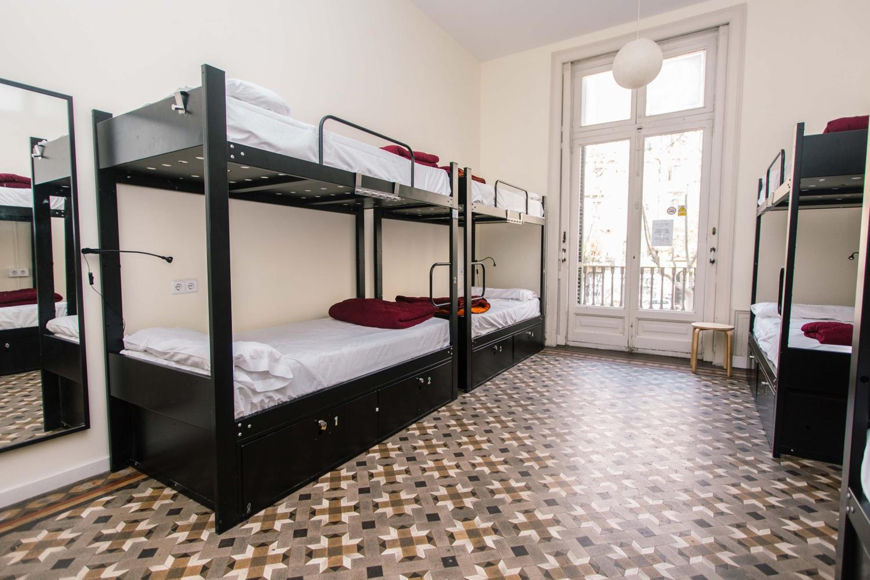 Cama individual en habitación compartida de 8 camas