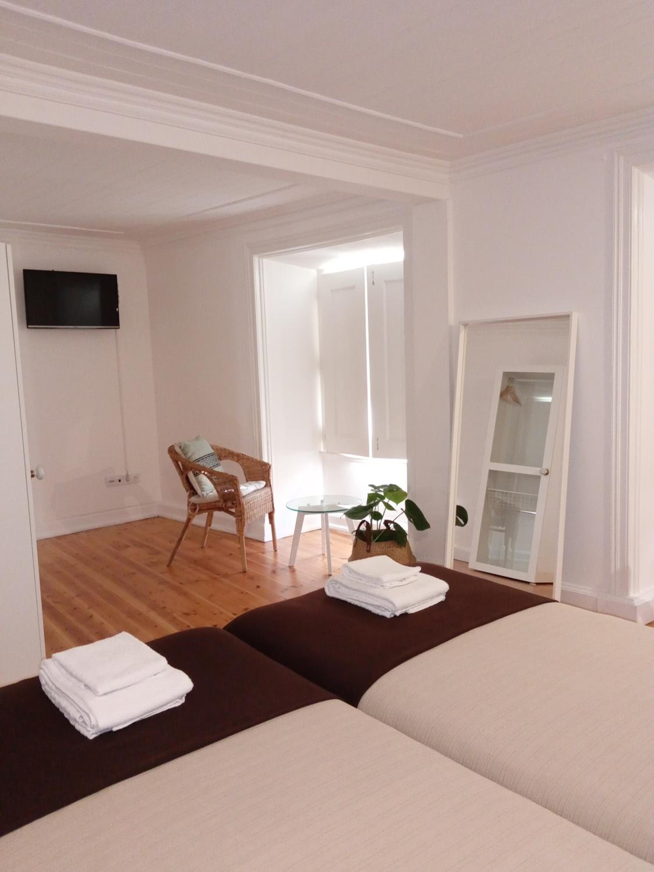 Twin Room with Private Bathroom - Photo 2
