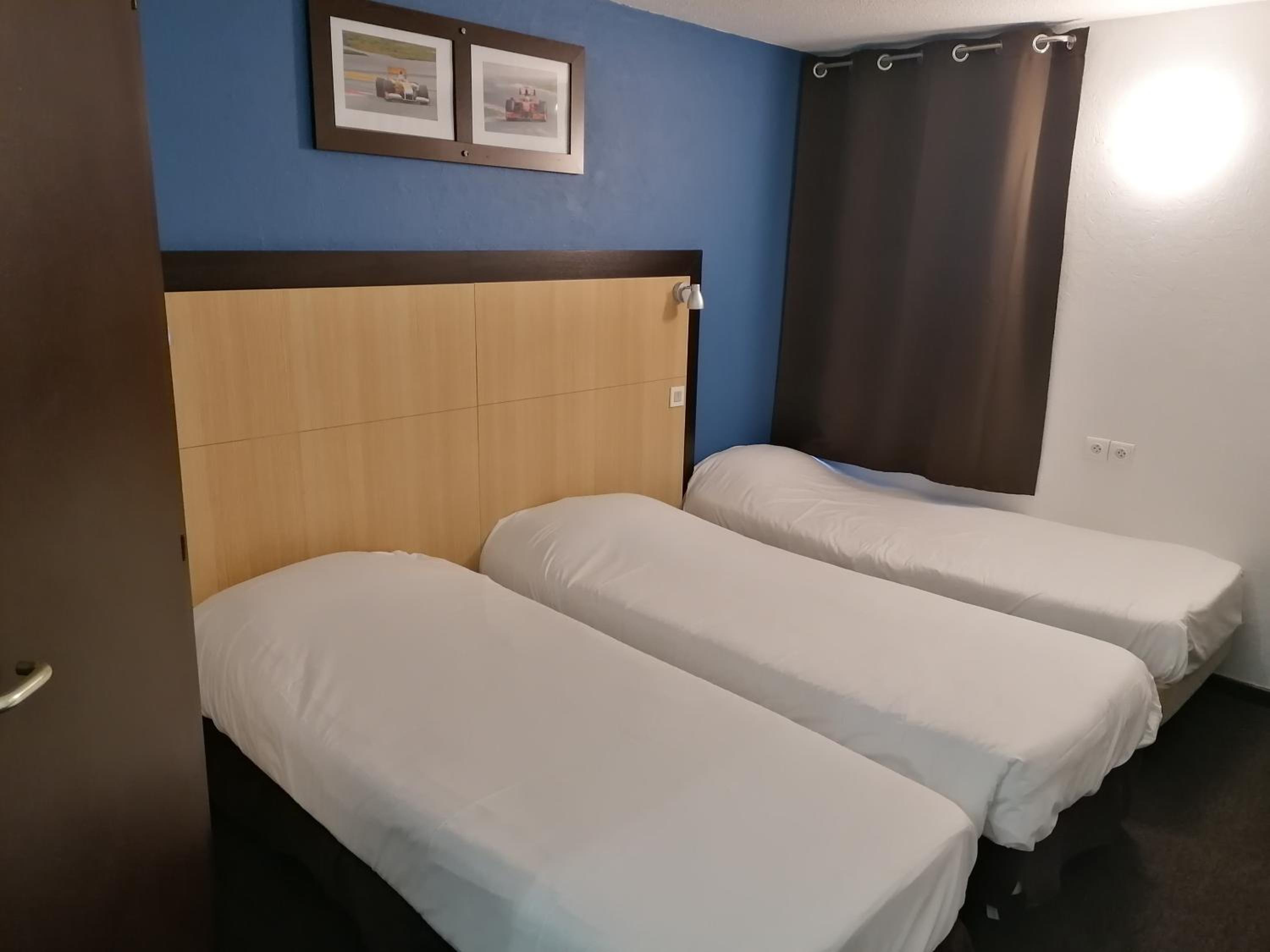 Triple Room With 3 Single Beds photo 2
