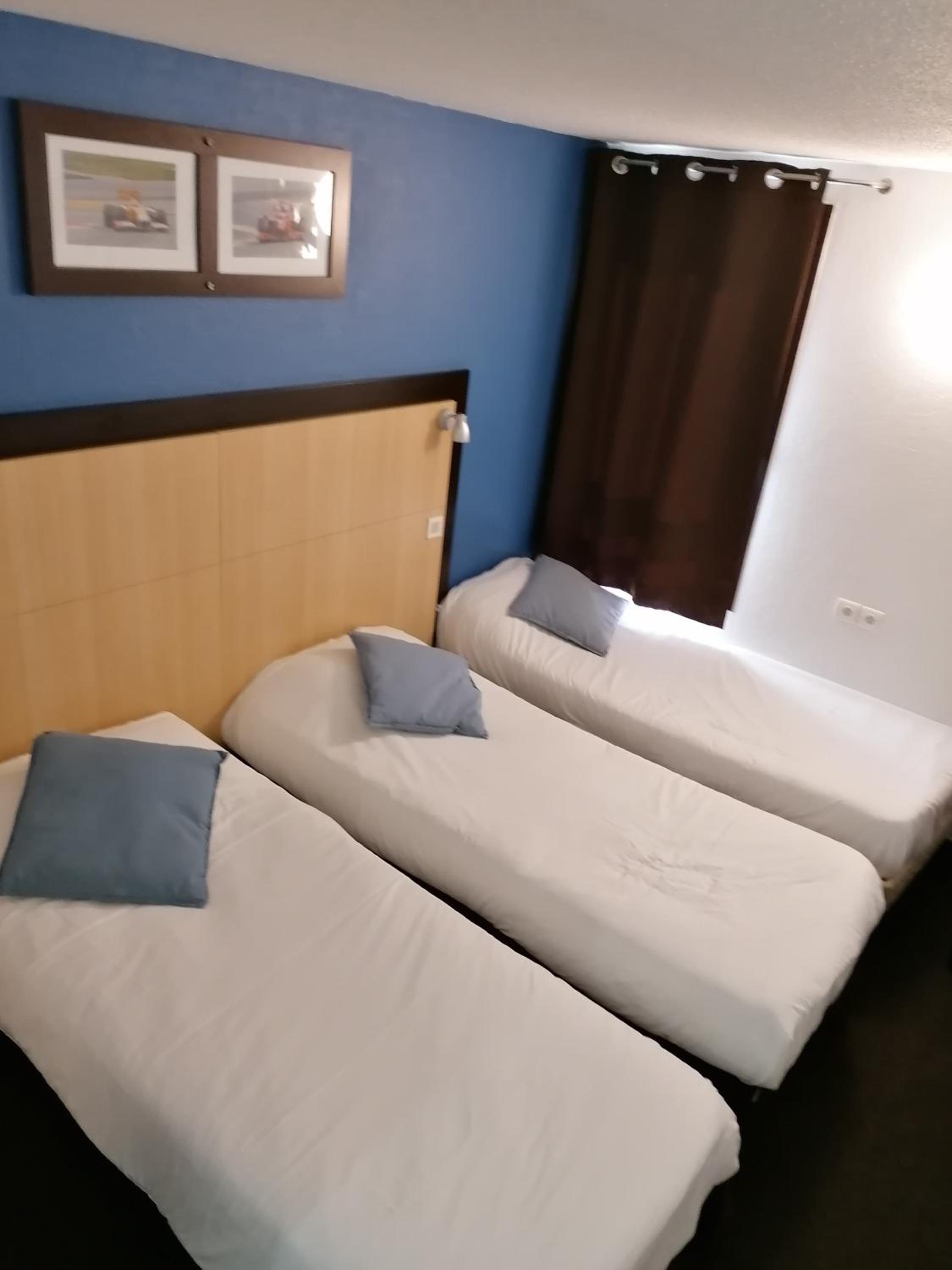 Triple Room With 3 Single Beds photo 3
