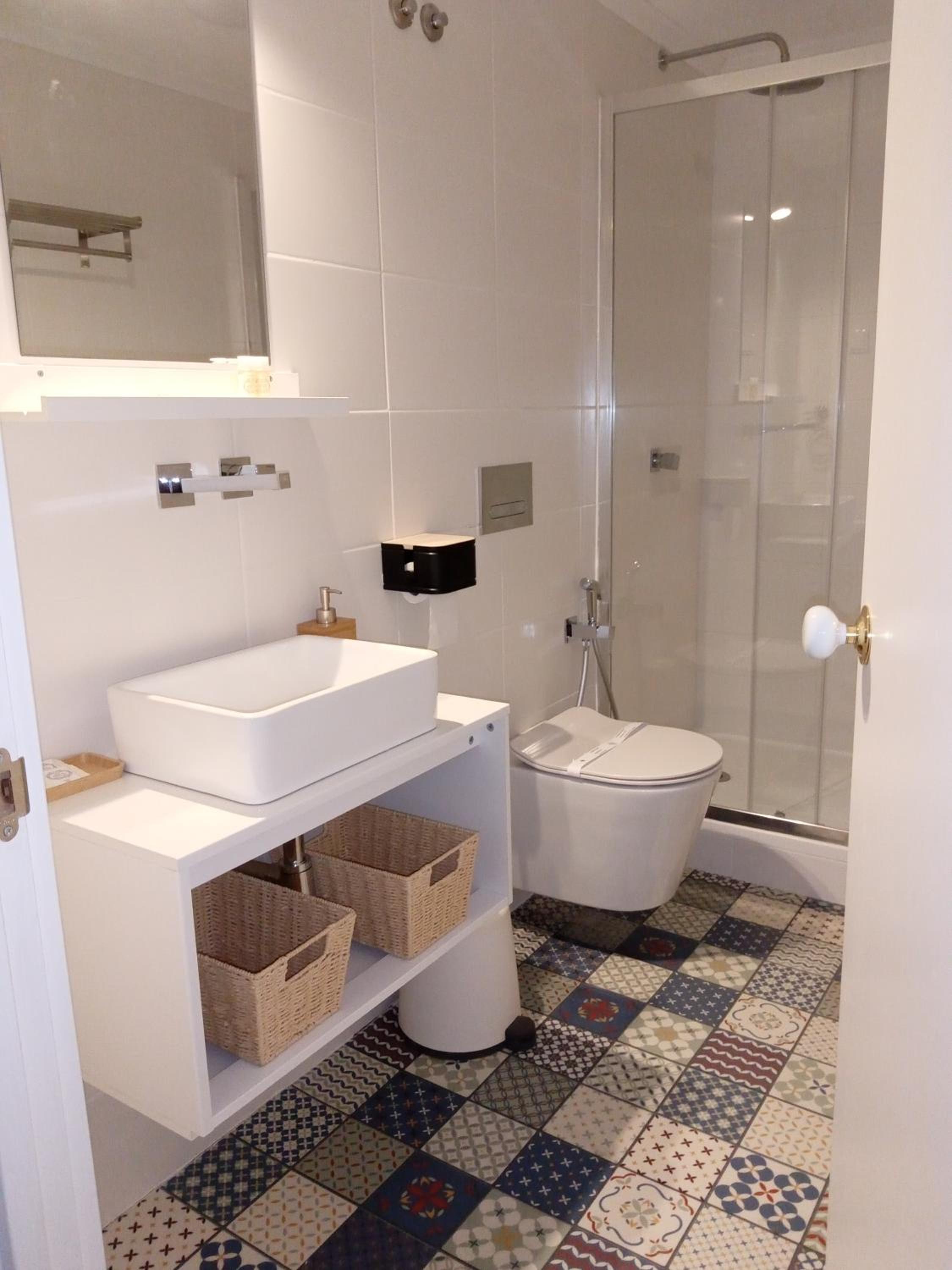 Twin Room with Private Bathroom - Photo 4