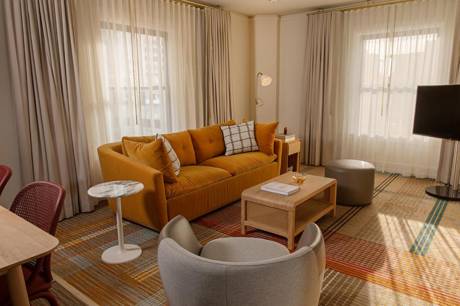 Corner One Bedroom Suite with One King Bed and City view - Photo 2