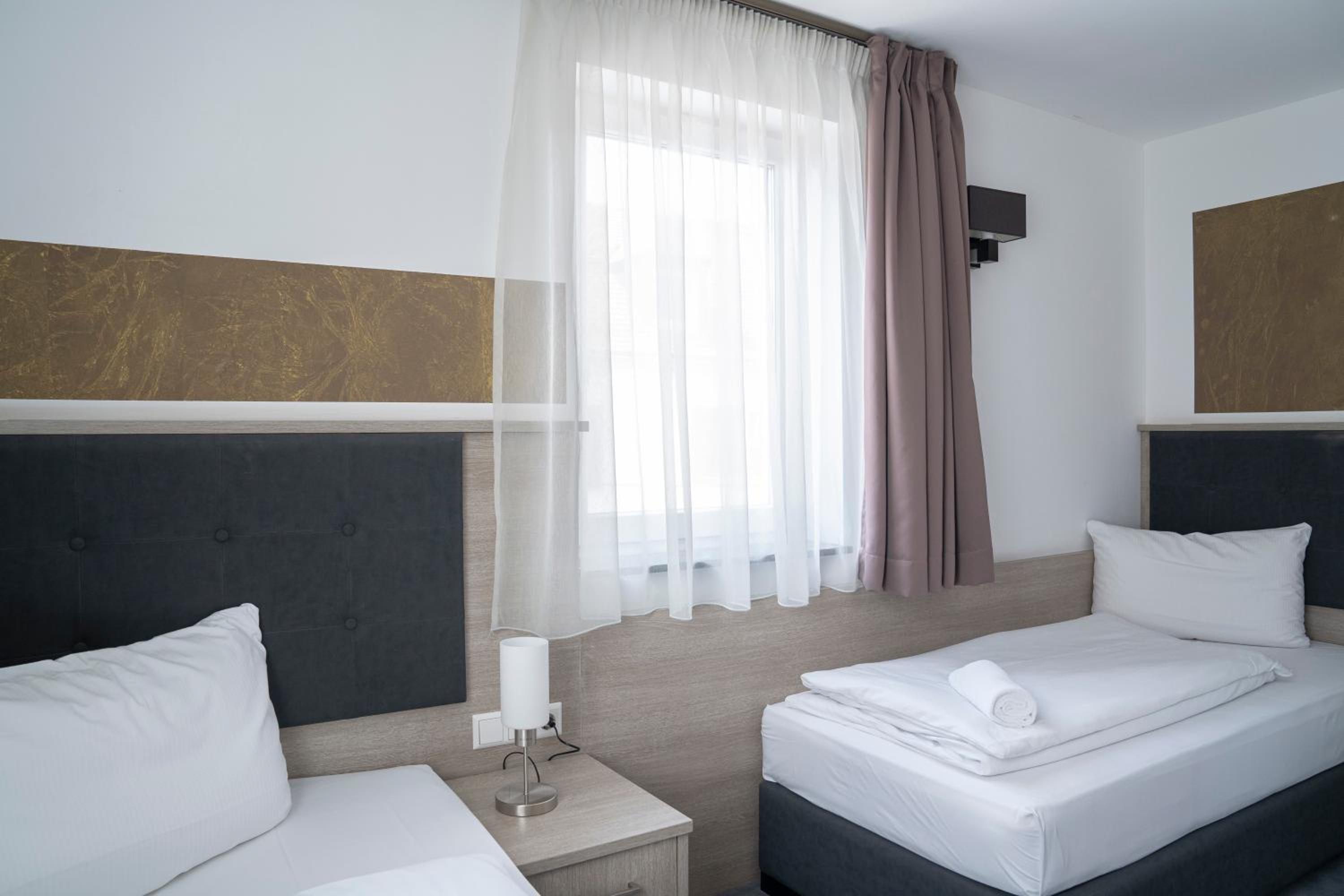 Twin Room - Photo 8