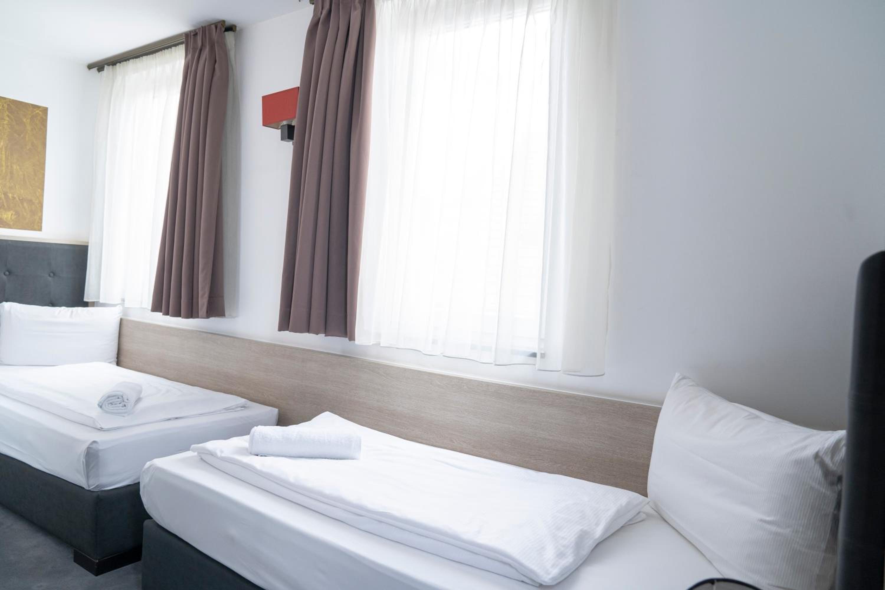 Twin Room - Photo 7