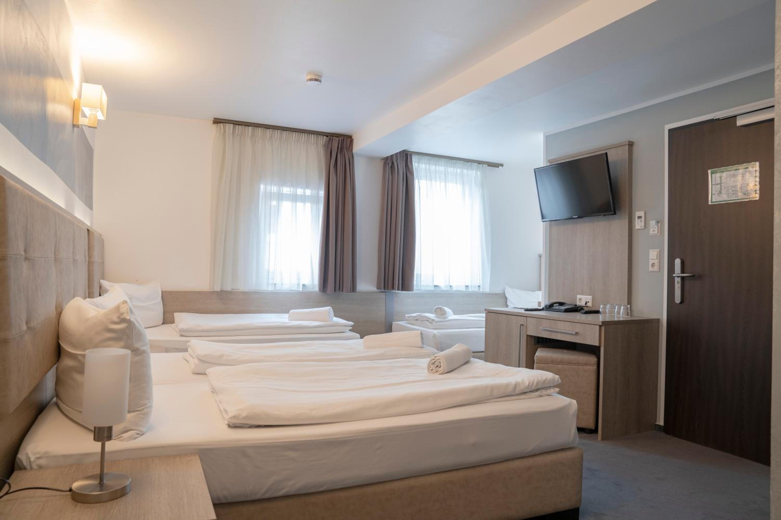 Quadruple Room - Photo 5