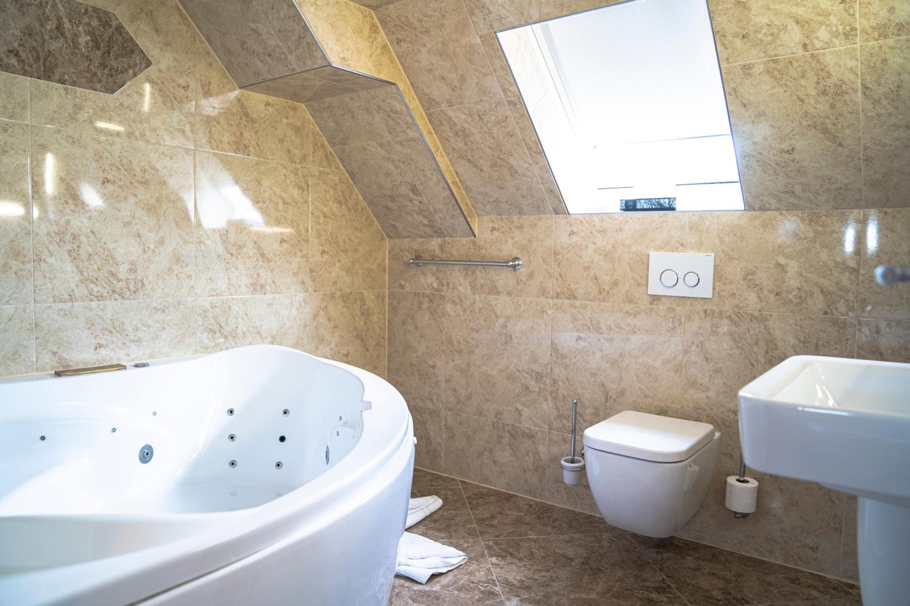 Deluxe Suite with Spa Bath - Photo 7