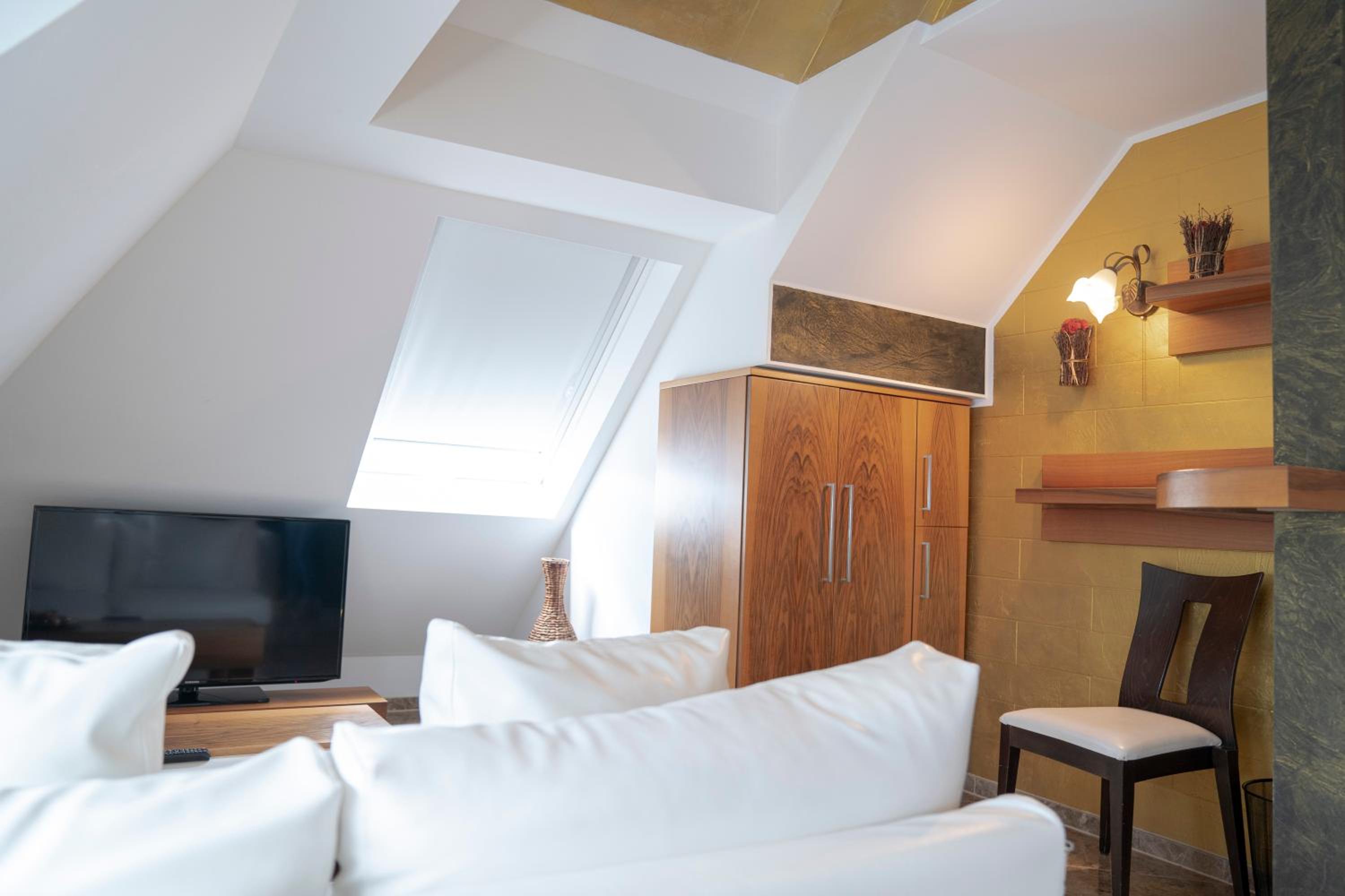 Deluxe Suite with Spa Bath - Photo 1