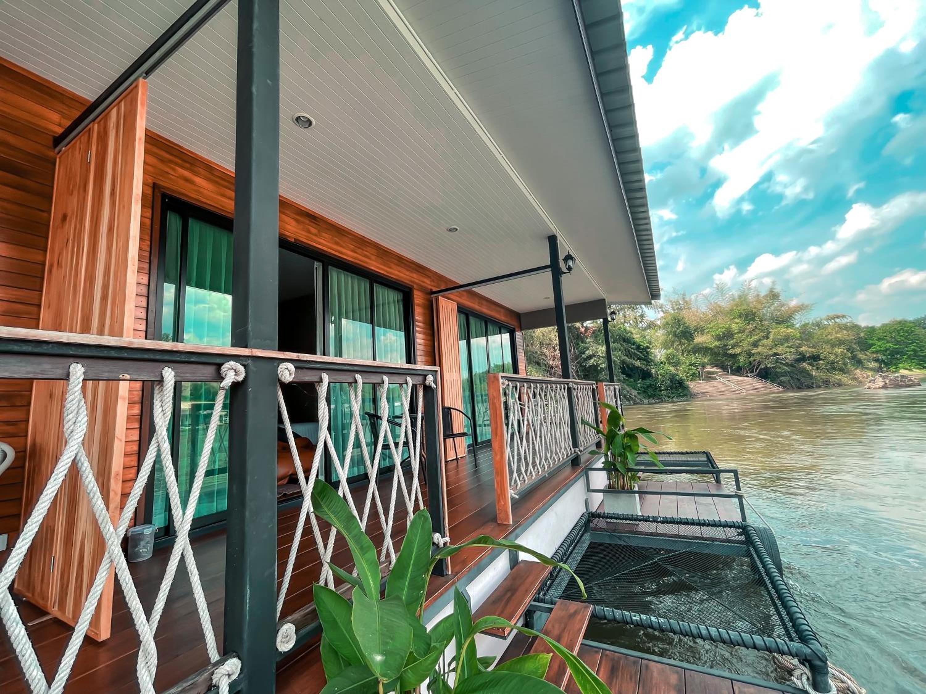 Deluxe Raft Room with mountain and river view photo 2