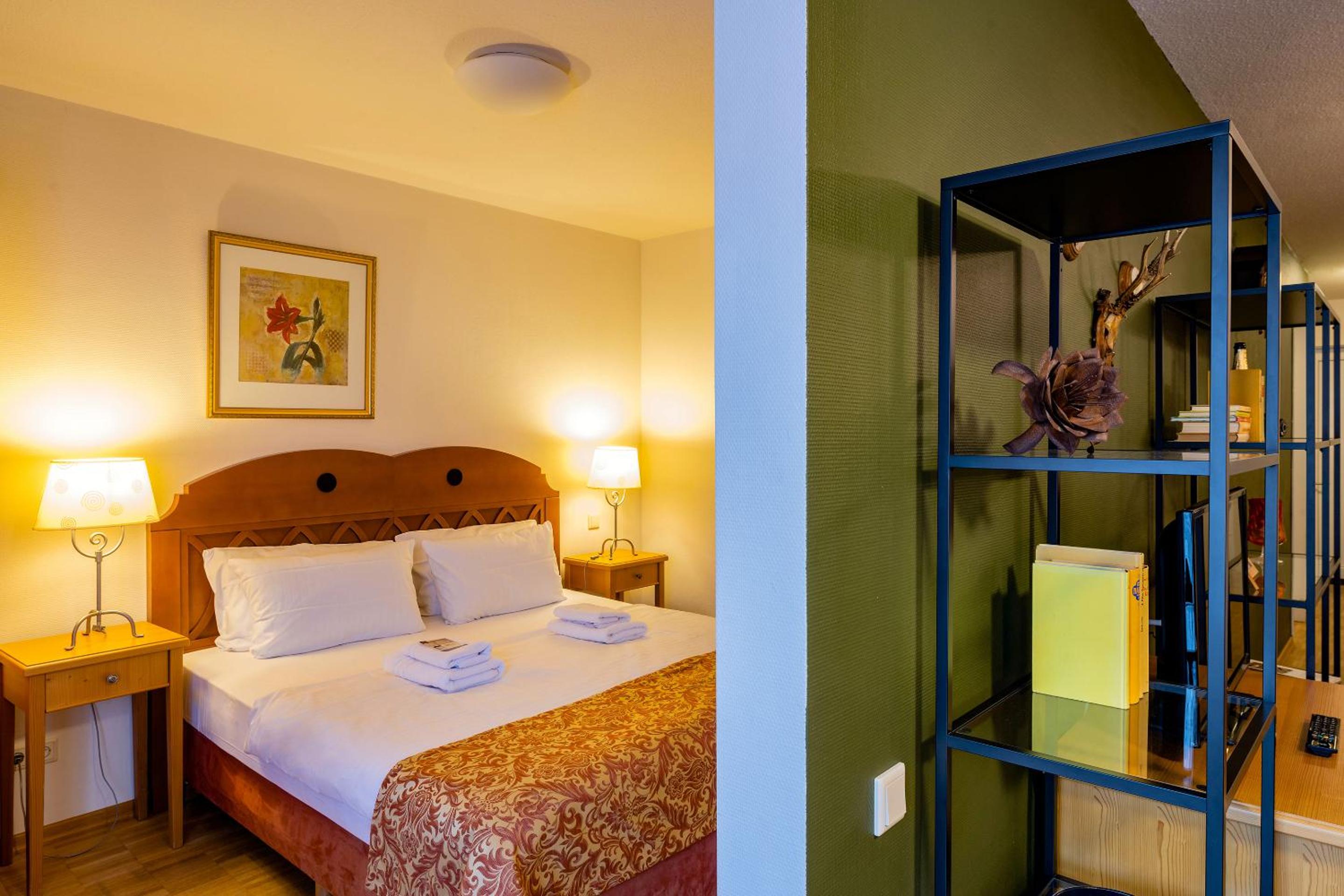 Two bedroom apartment (1 queen bed) with garden view