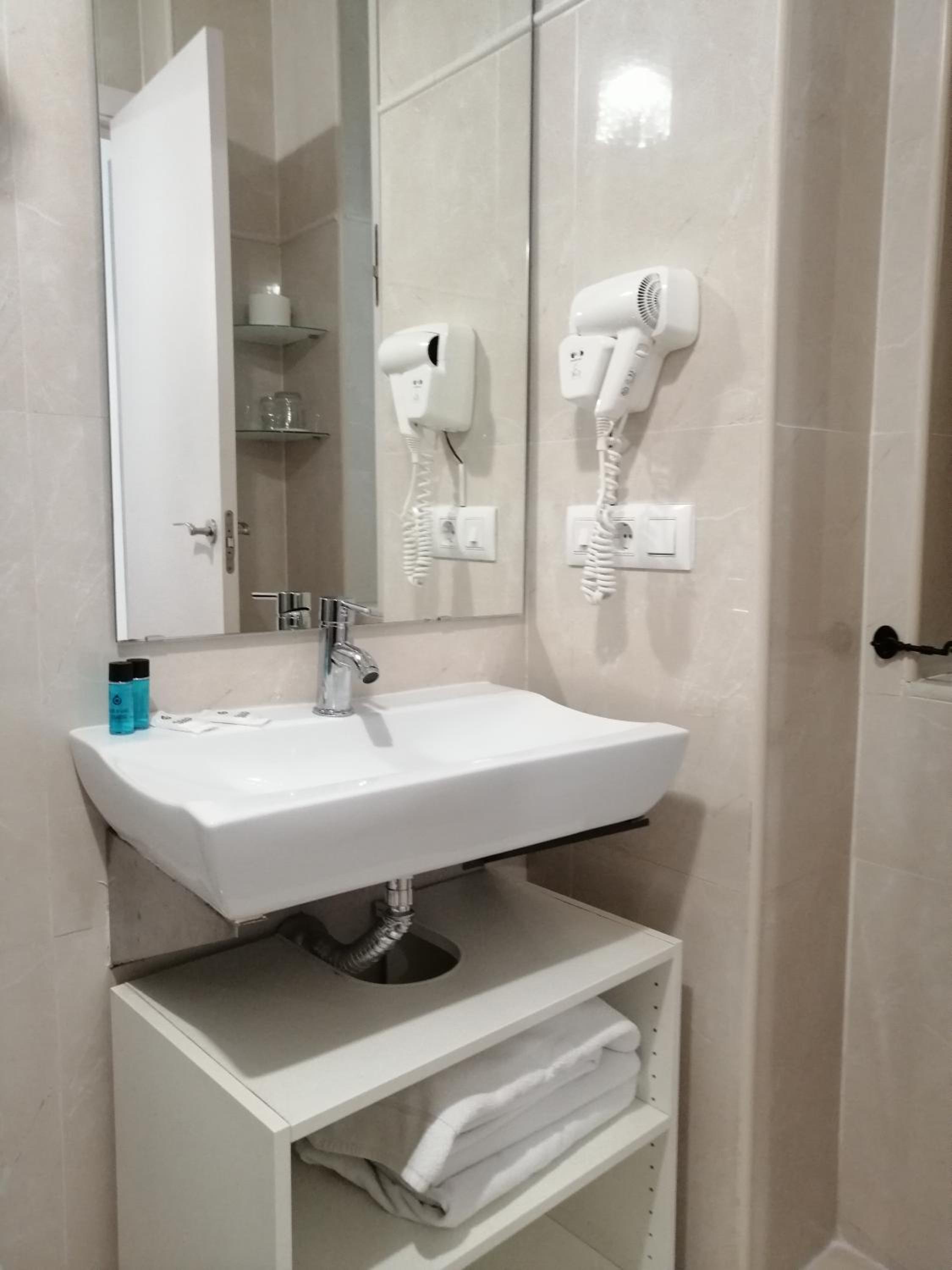 Double Room Interior - Photo 4