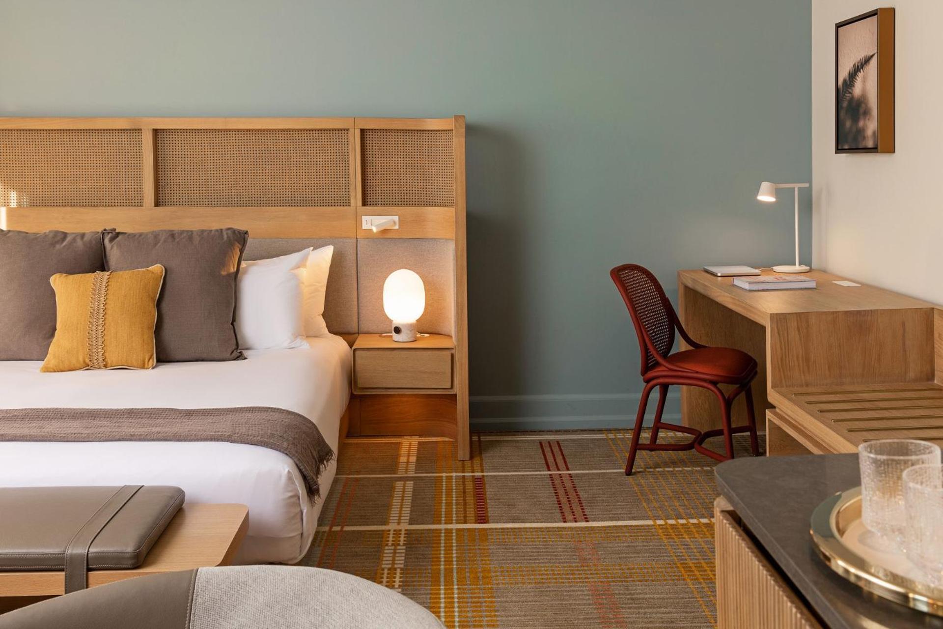 Deluxe King Room with City View  - Photo 2
