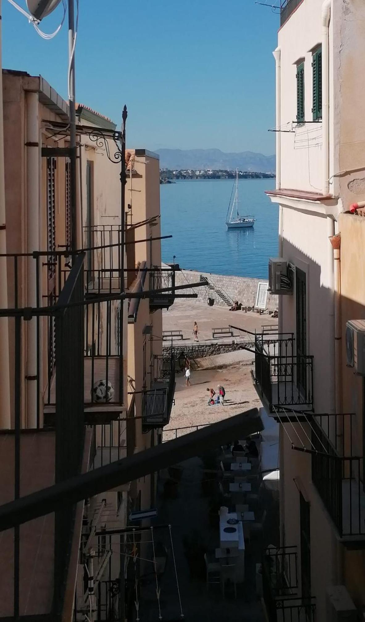 Apartment with Sea View - Photo 8