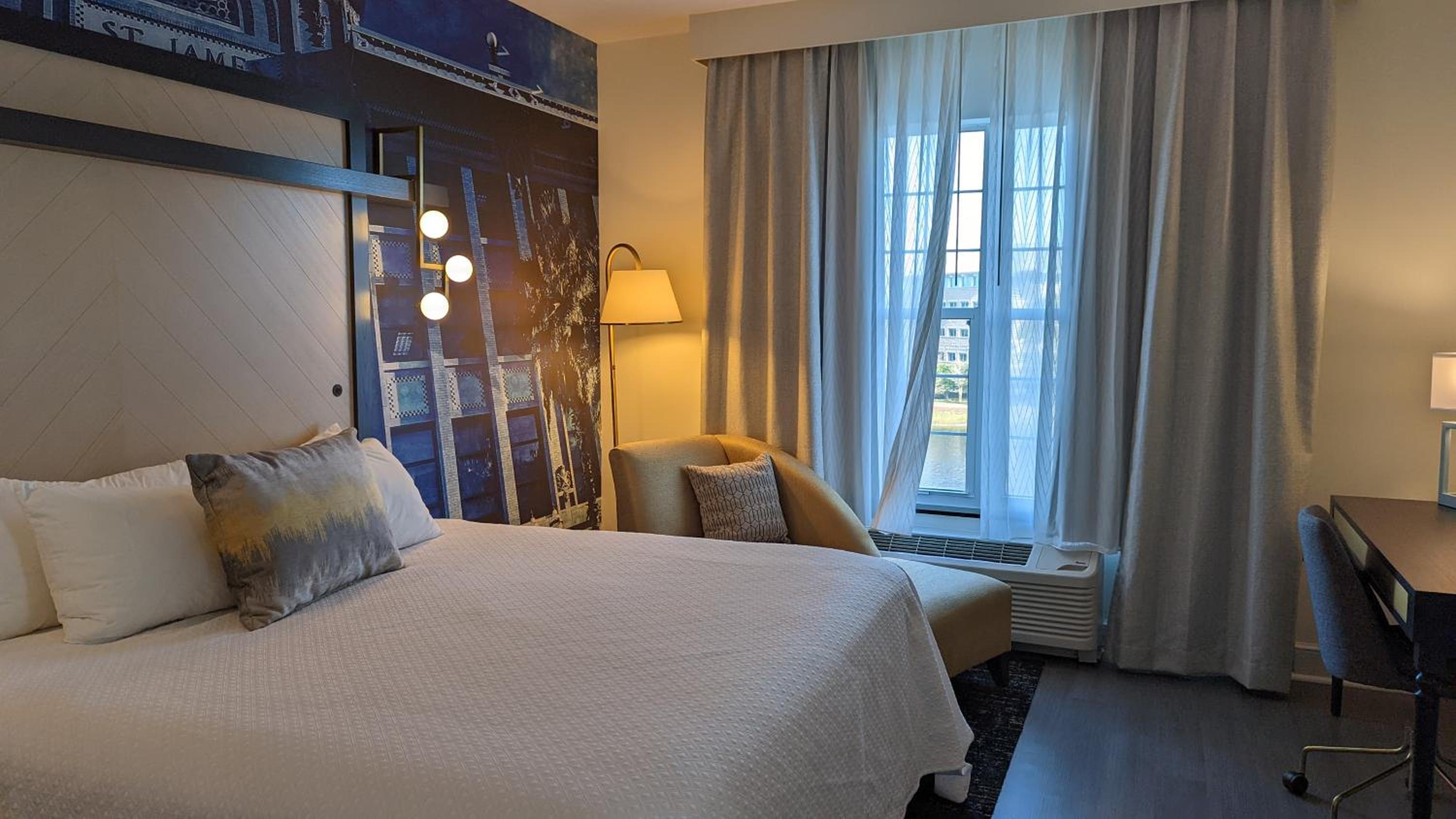 King Suite with Lake View photo 3