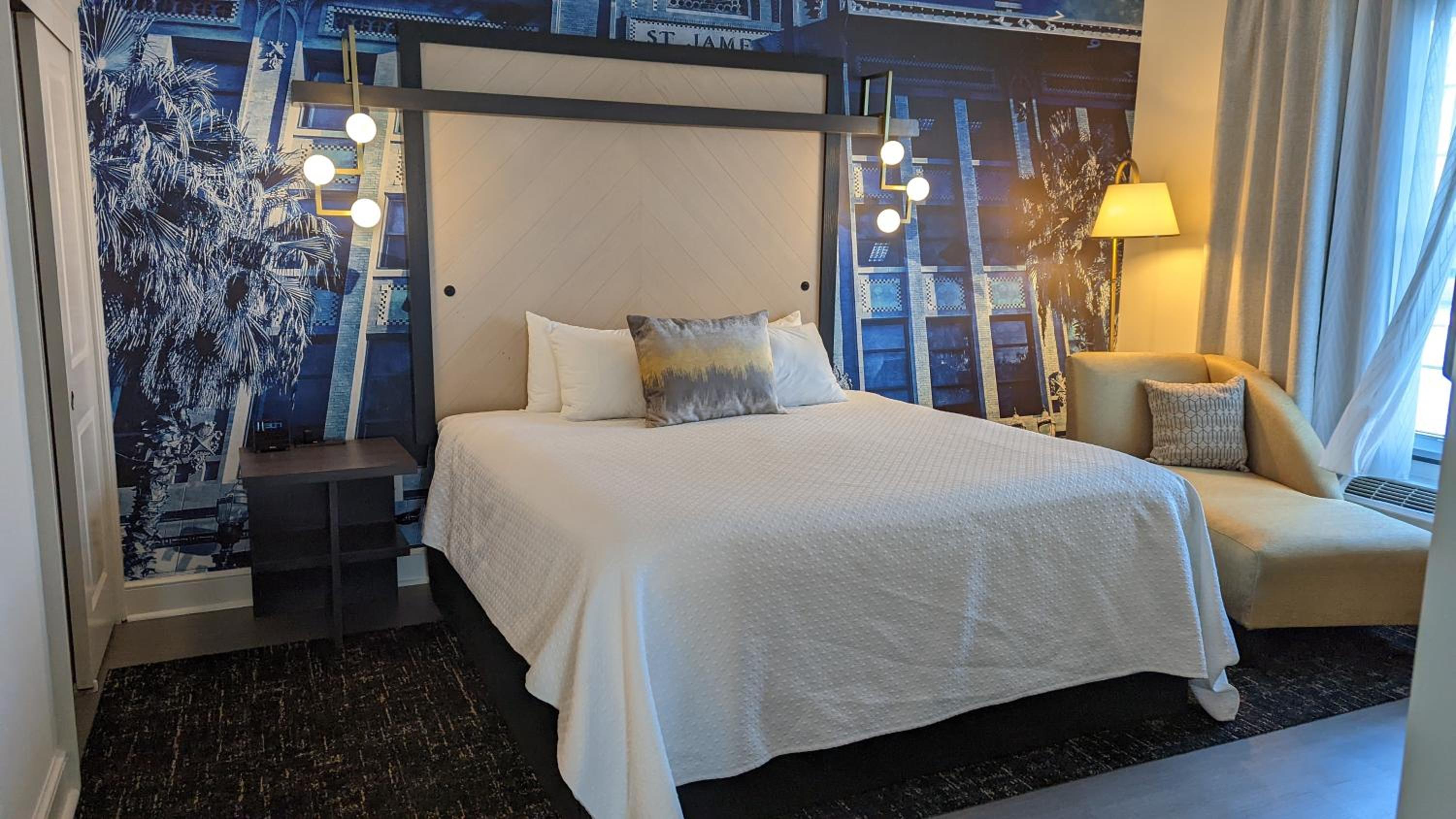 King Suite with Lake View photo 1
