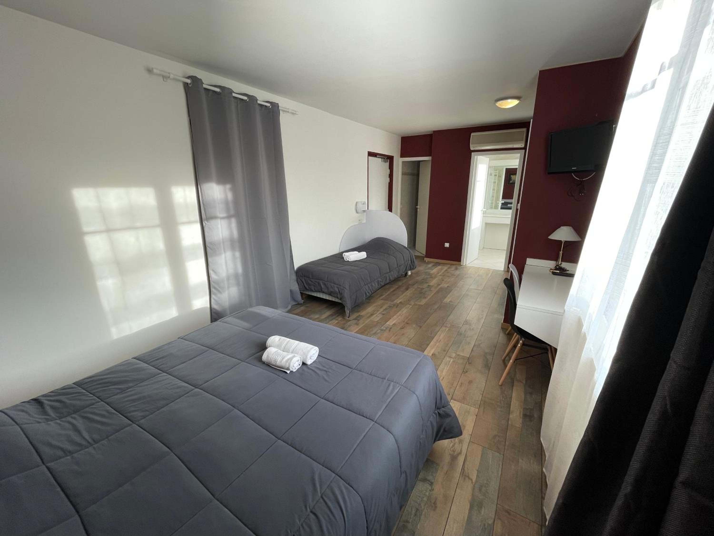 Superior Triple Room with Air Conditioning - Photo 10