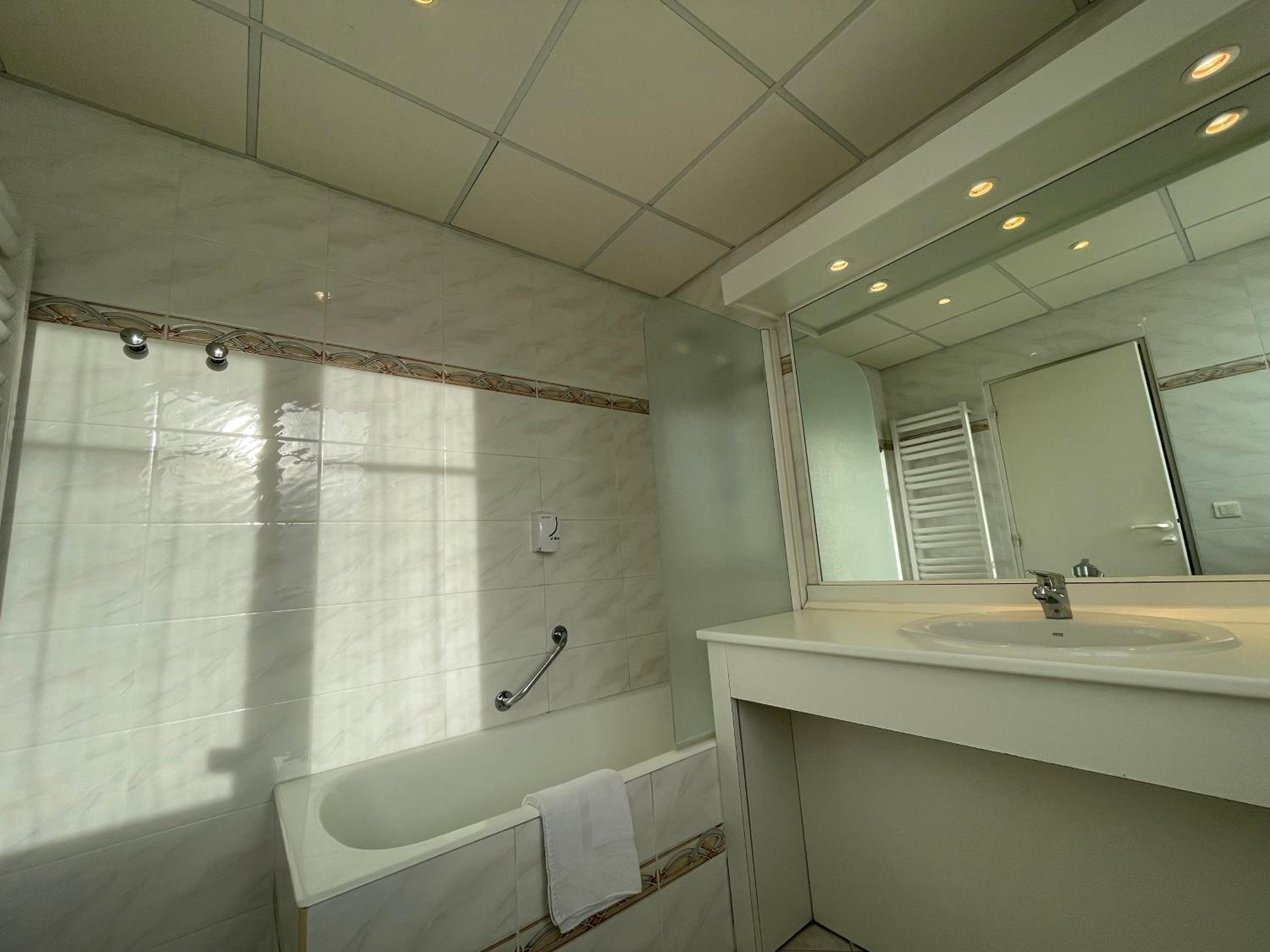 Superior Triple Room with Air Conditioning - Photo 14