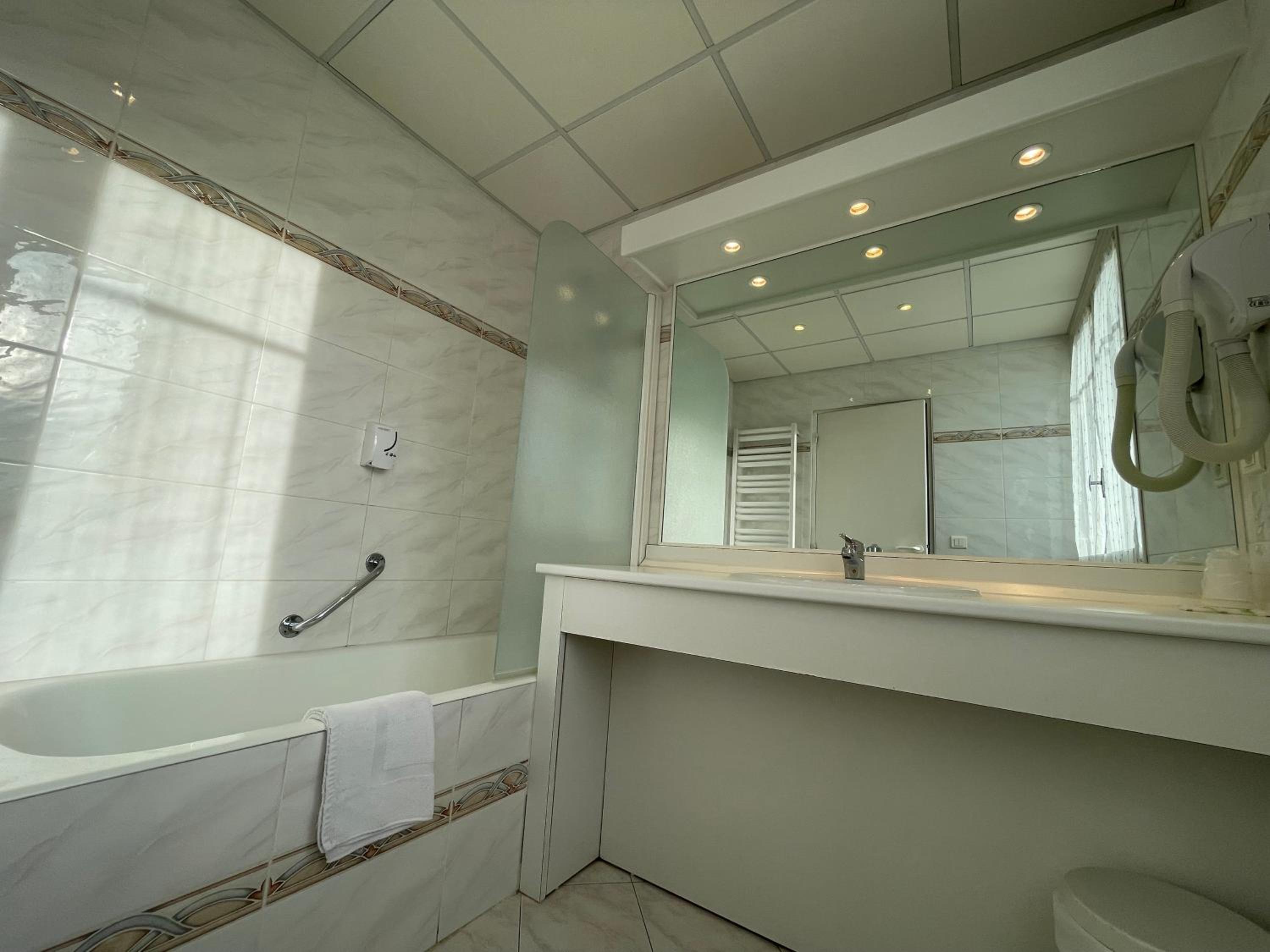 Superior Triple Room with Air Conditioning - Photo 9