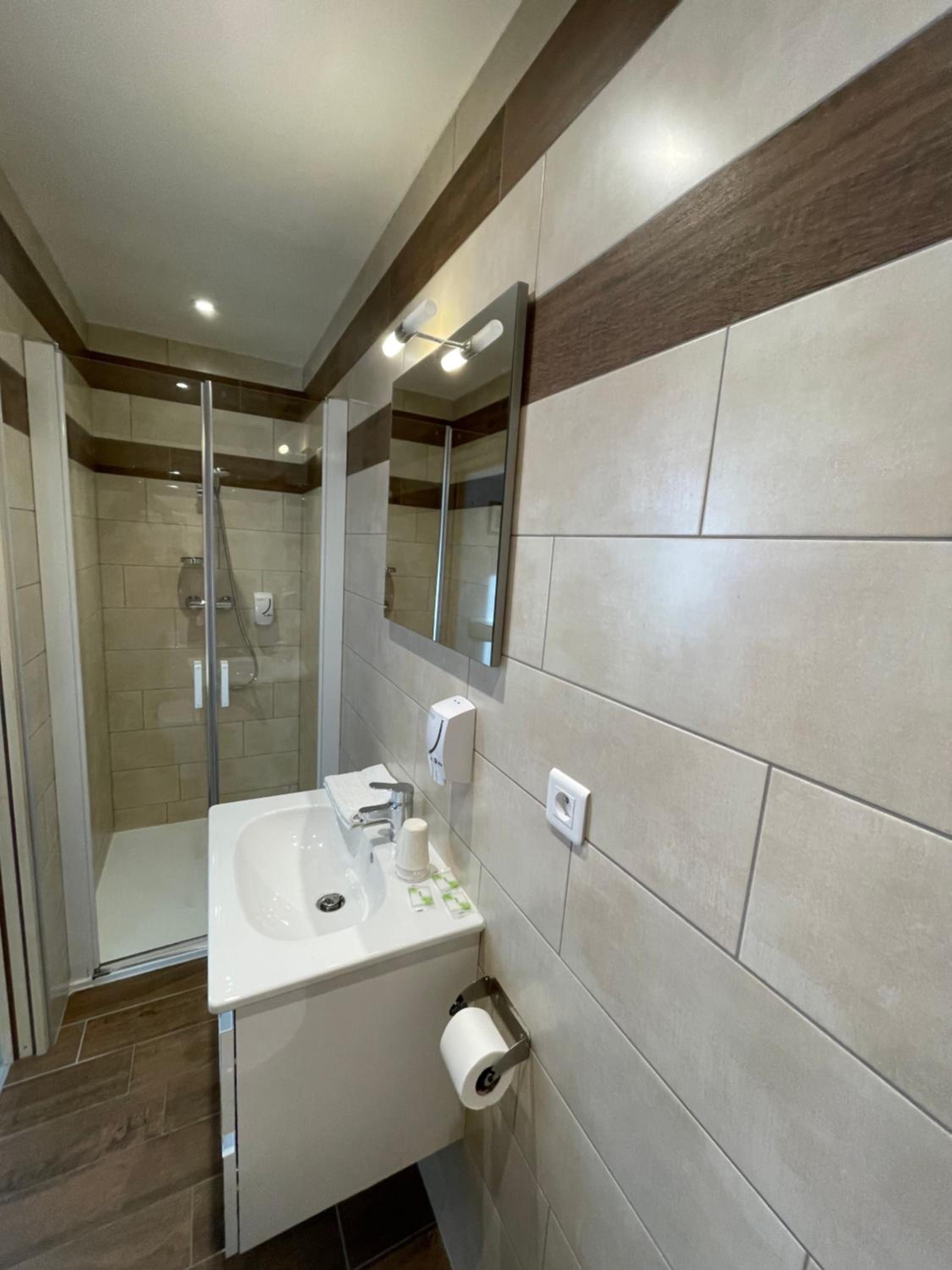 Superior Triple Room with Air Conditioning - Photo 7