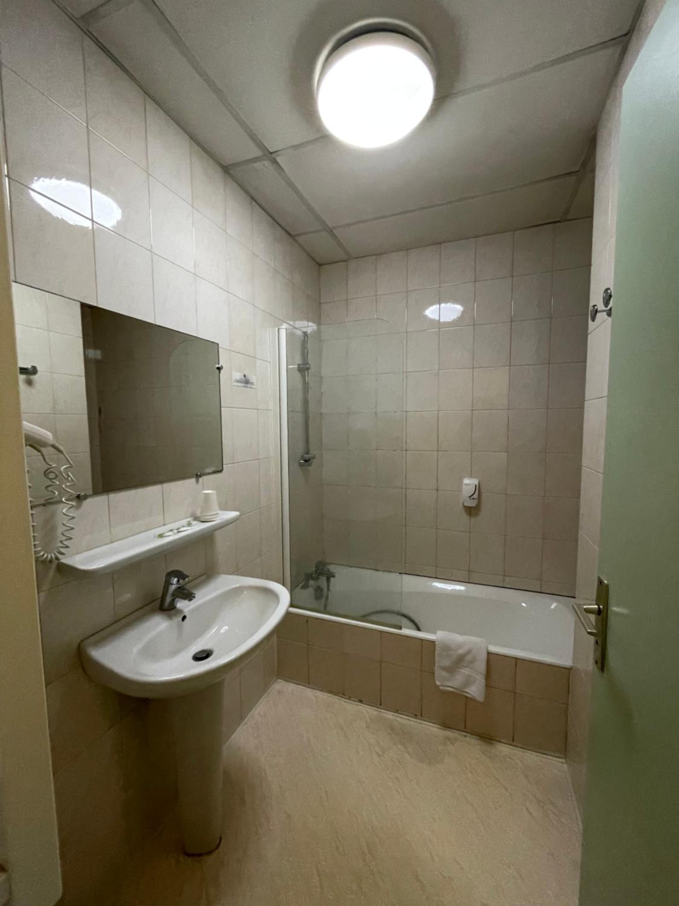 Superior Triple Room with Air Conditioning - Photo 3