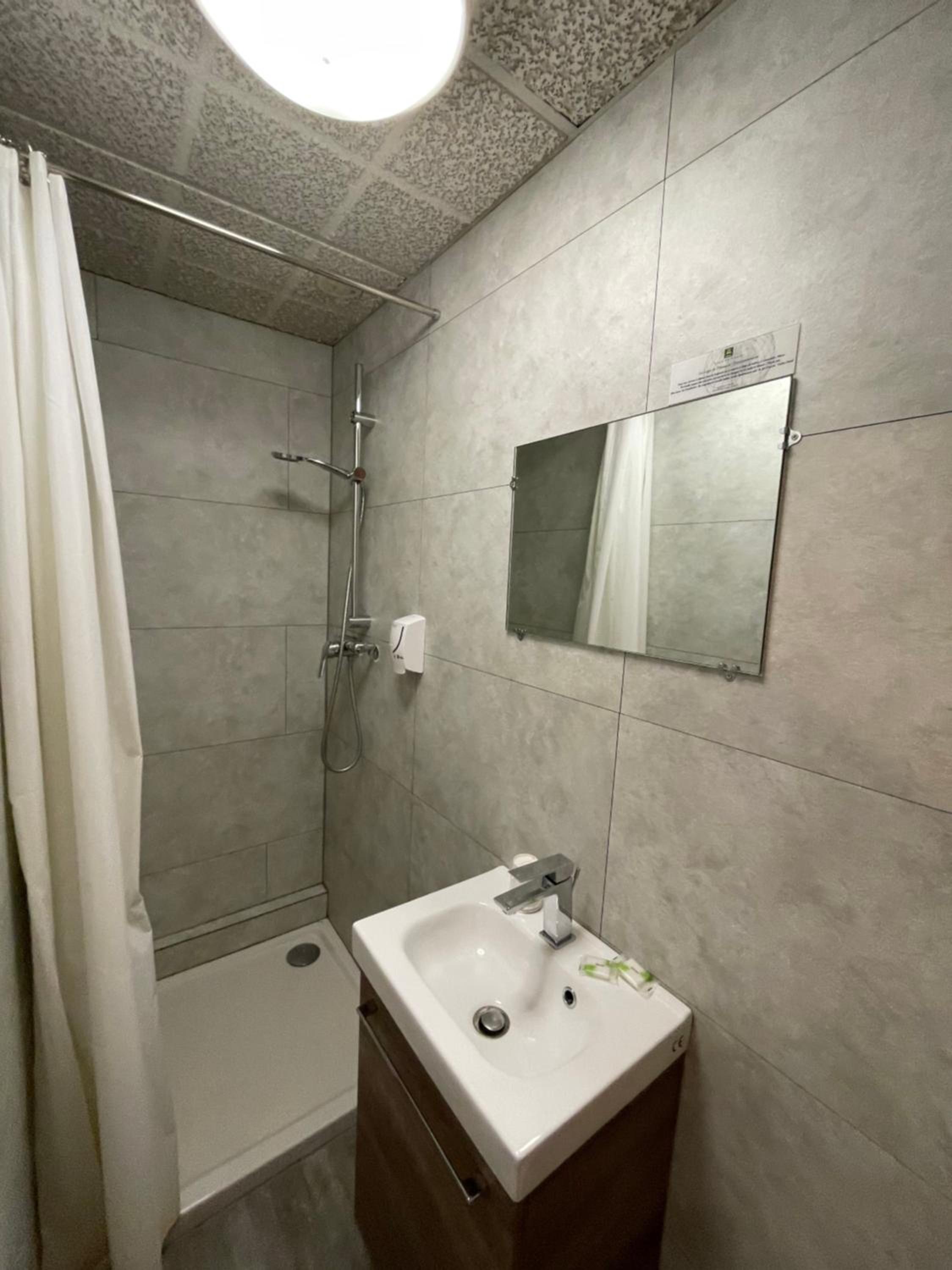 Standard Double Room - Photo 7