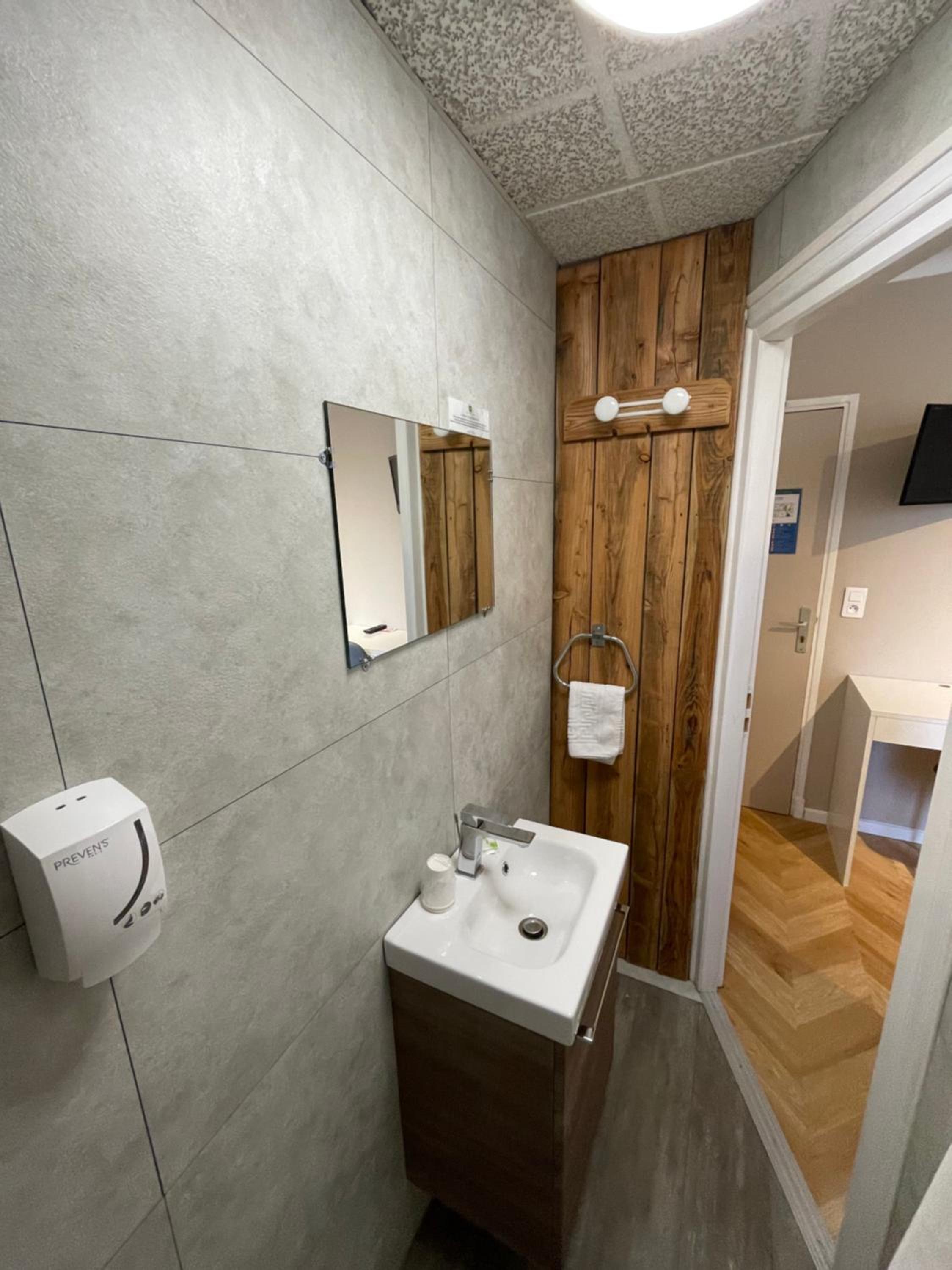 Standard Double Room - Photo 8