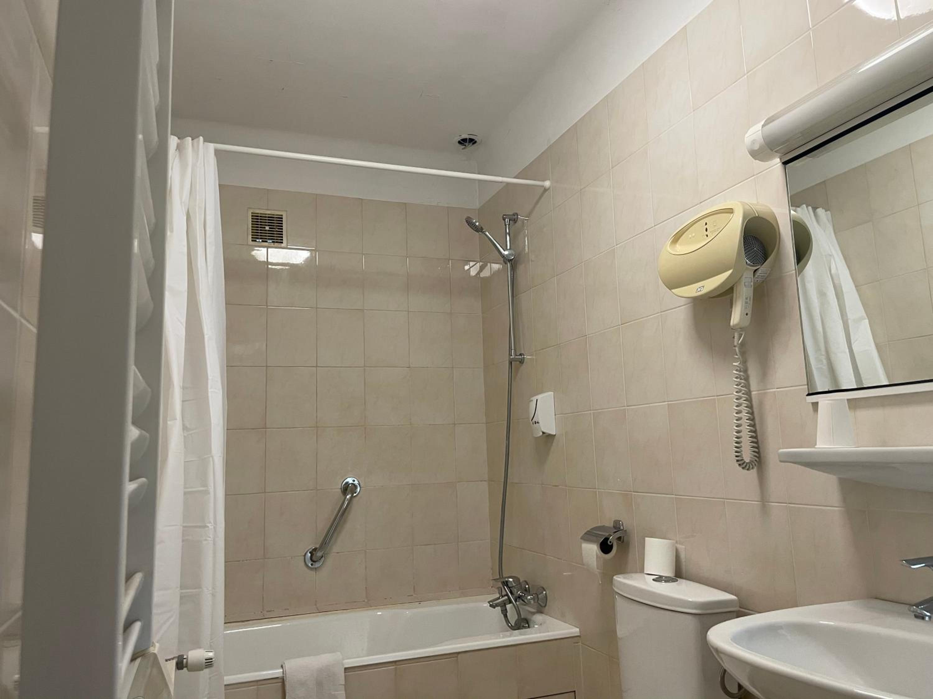 Twin Room - Photo 2