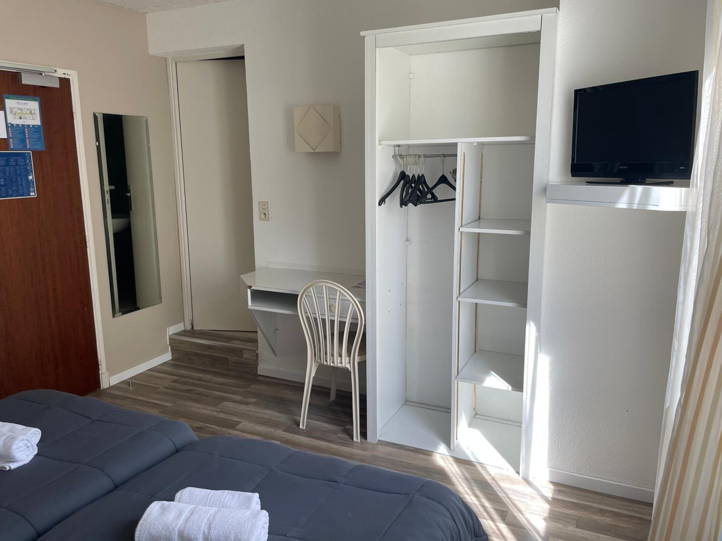 Twin Room - Photo 3
