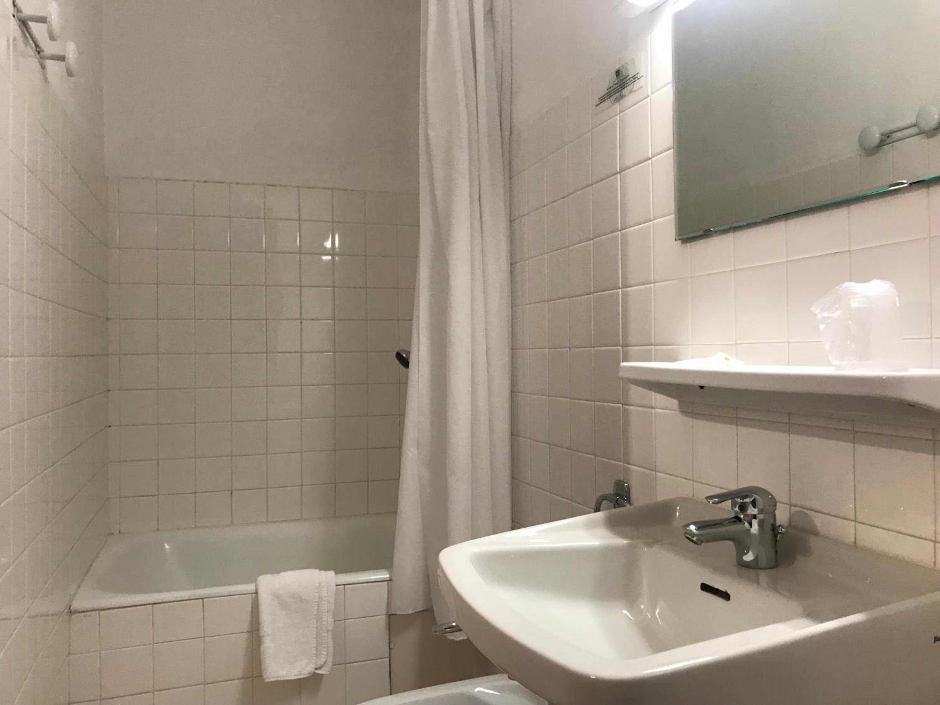 Budget Double Room - Photo 5