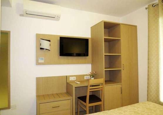 Family Room with Street View photo 1