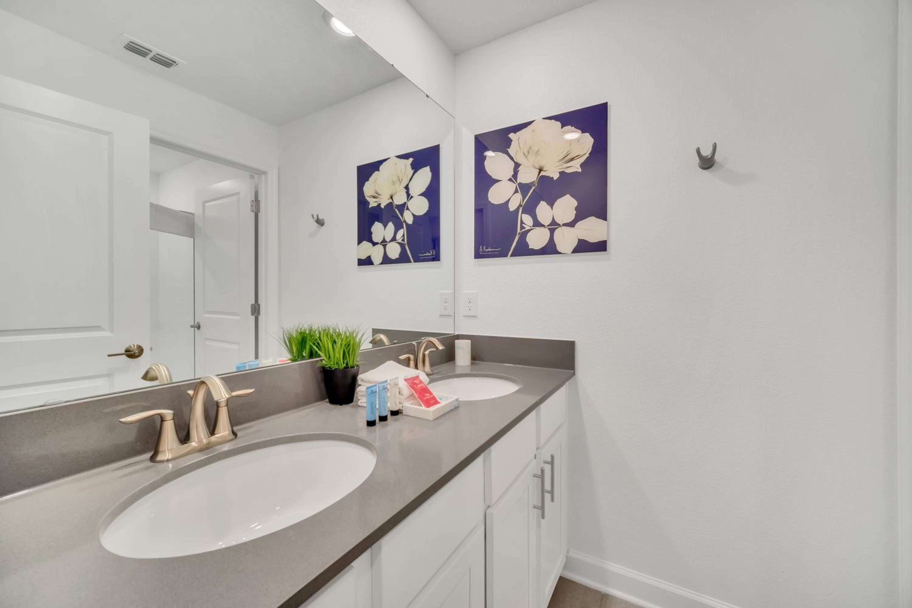 Four-Bedroom House - Photo 31